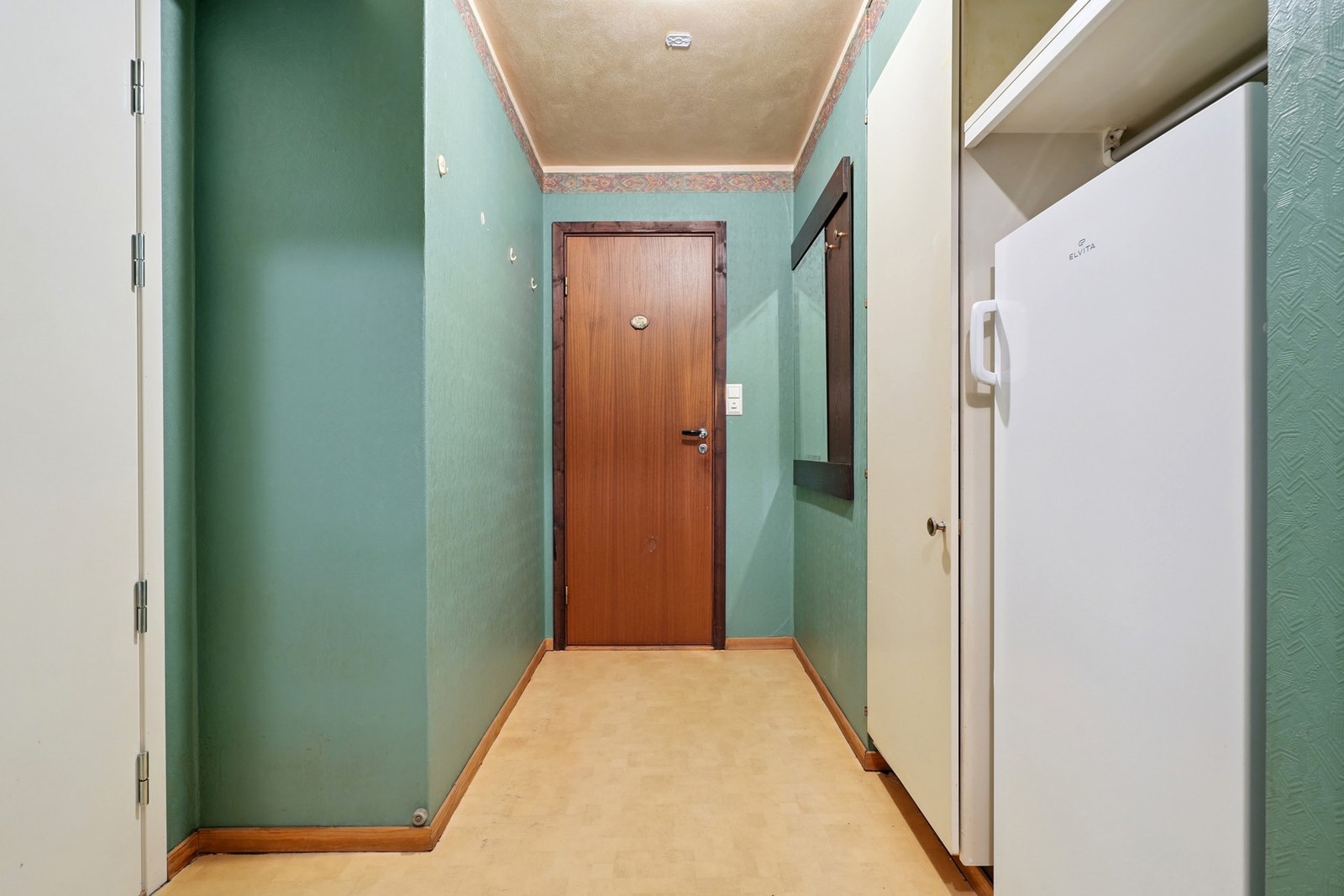 Praktiske oppbevaringsløsninger i gangen. Kjøleskapet er knapt brukt og følger med handelen. Galleribilde