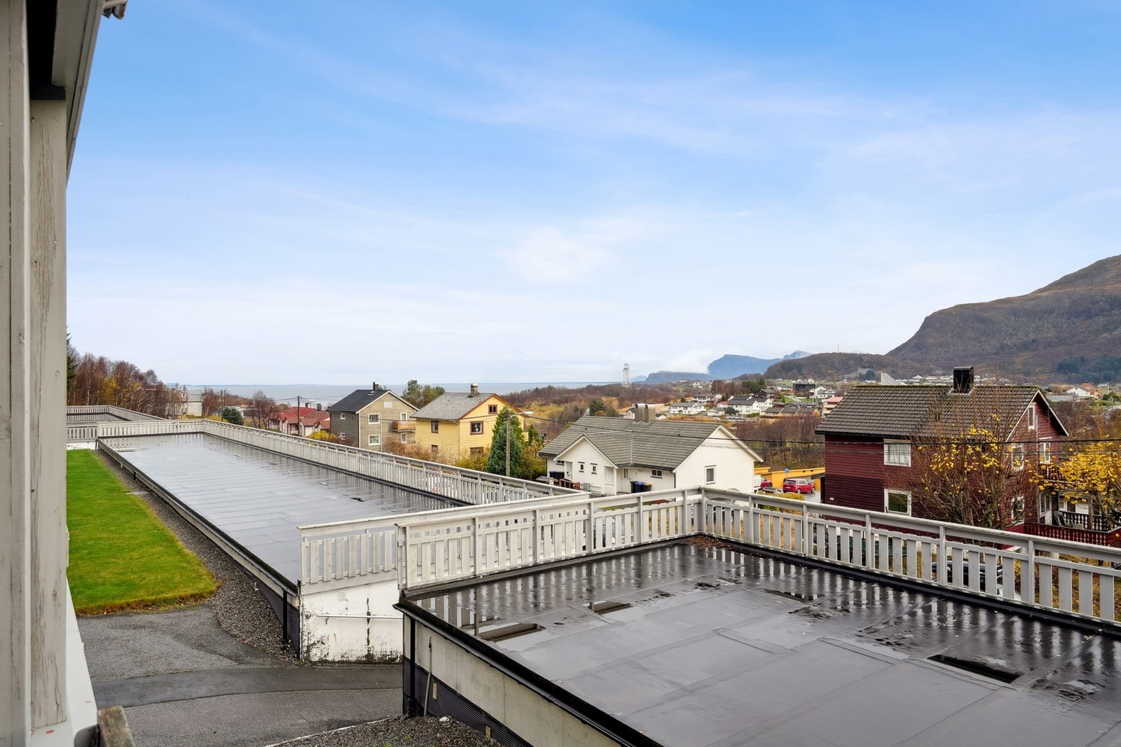 Leiligheten ligger til i byggets første etasje, og byr på mellom annet flott utsikt mot både fjord og fjell. Galleribilde