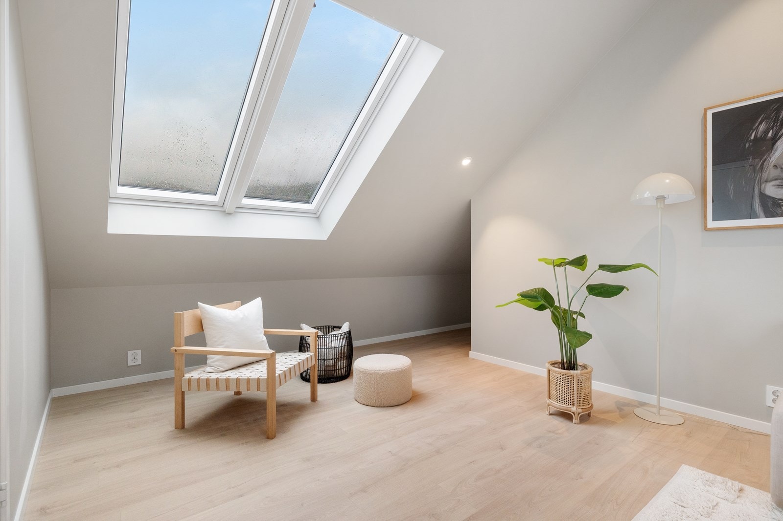 Stuedelen har god plass til sofagruppe, stuebord og TV-løsning, og er et hyggelig sted å samle familie og venner. Galleribilde