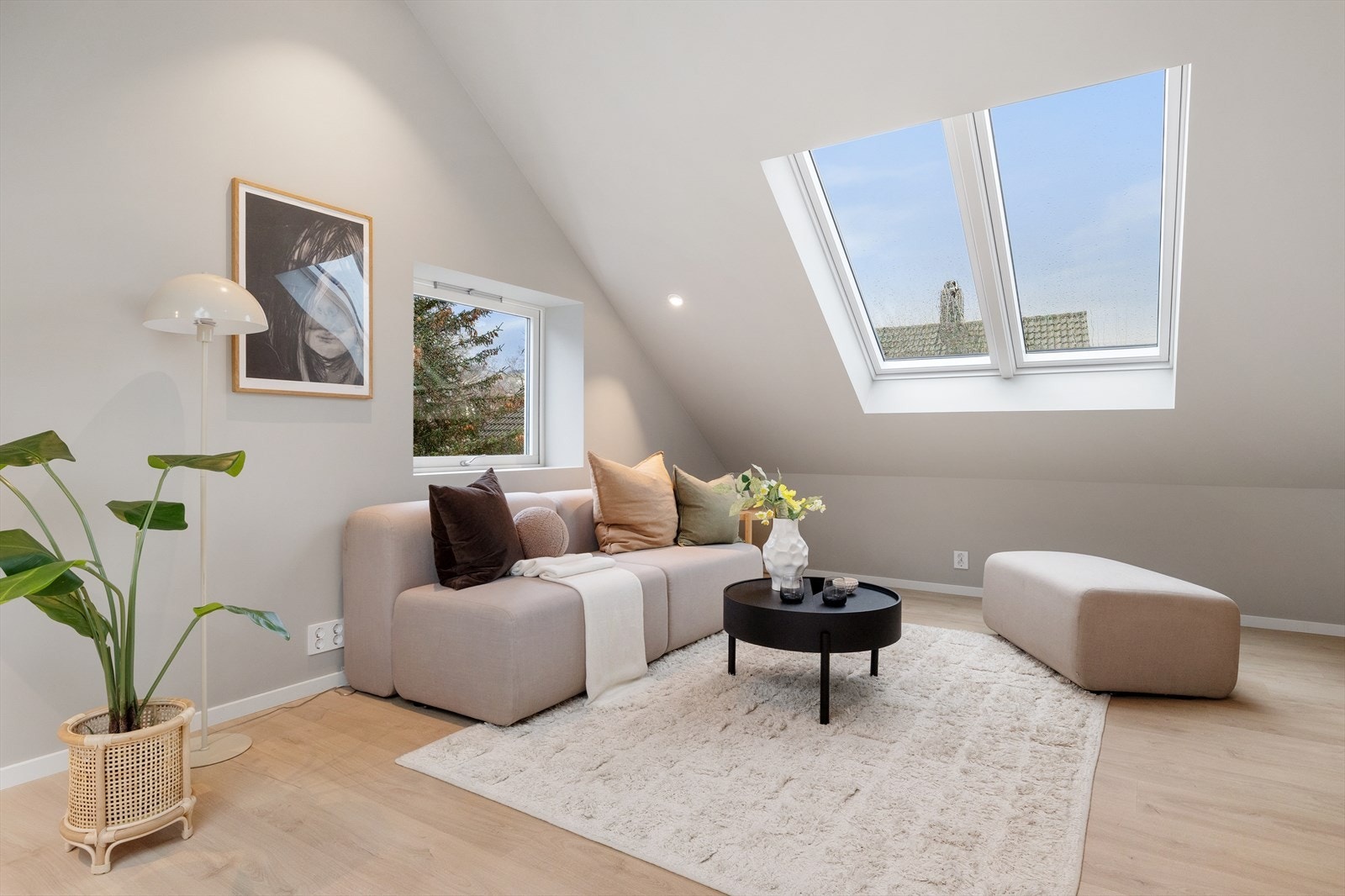 Leiligheten har en åpen og moderne stue-/kjøkkenløsning som er naturlig delt inn i soner for opphold, spising og matlaging. Galleribilde