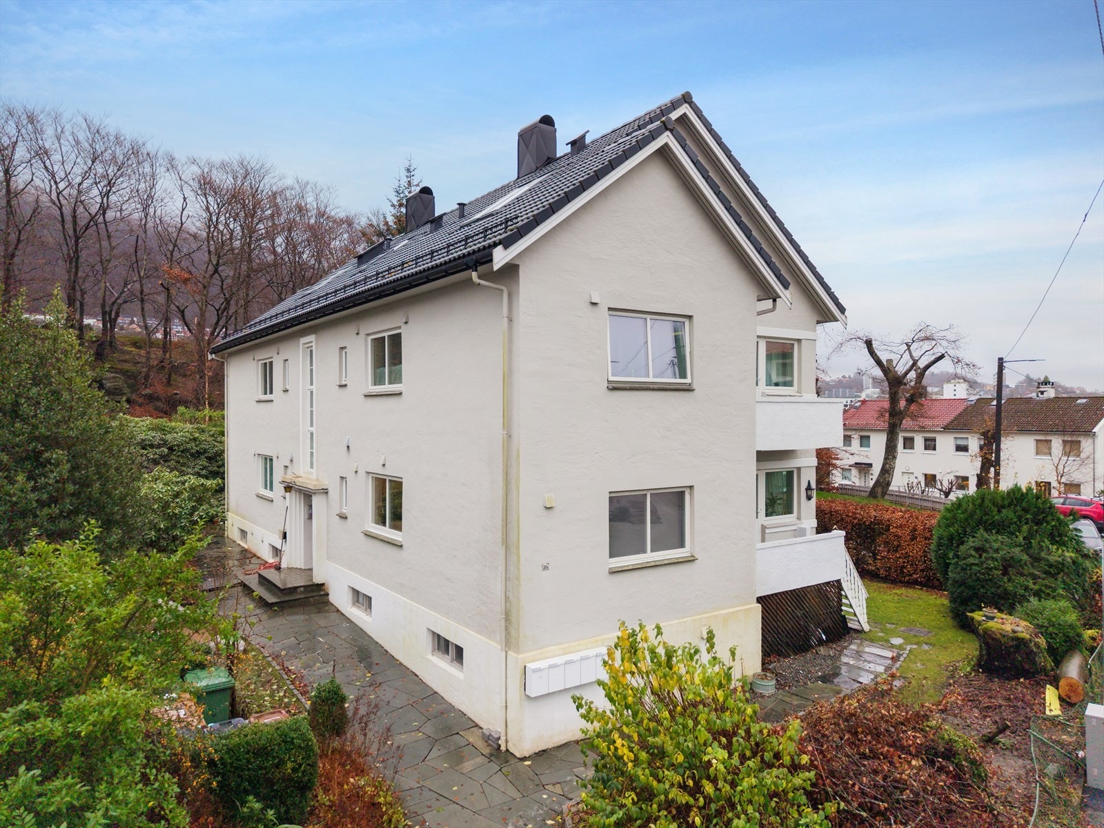 Kort vei til busstopp i Hagerups vei samt bybanestopp ved Slettensenter er det hyppige avganger til Bergen sentrum. Bybanen tar deg til både Bergen sentrum en vei og til Bergen Lufthavn andre veien. Galleribilde