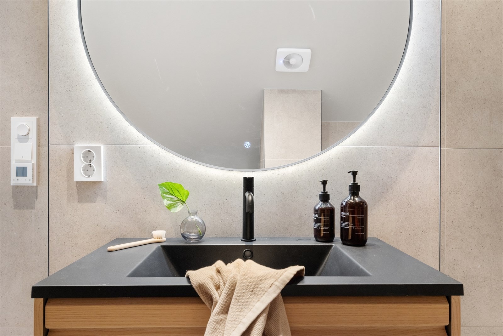 Dette rommet har flislagt gulv med varmekabler, vegghengt toalett og servant med underskap - et stilrent og funksjonelt tillegg til boligen. Galleribilde