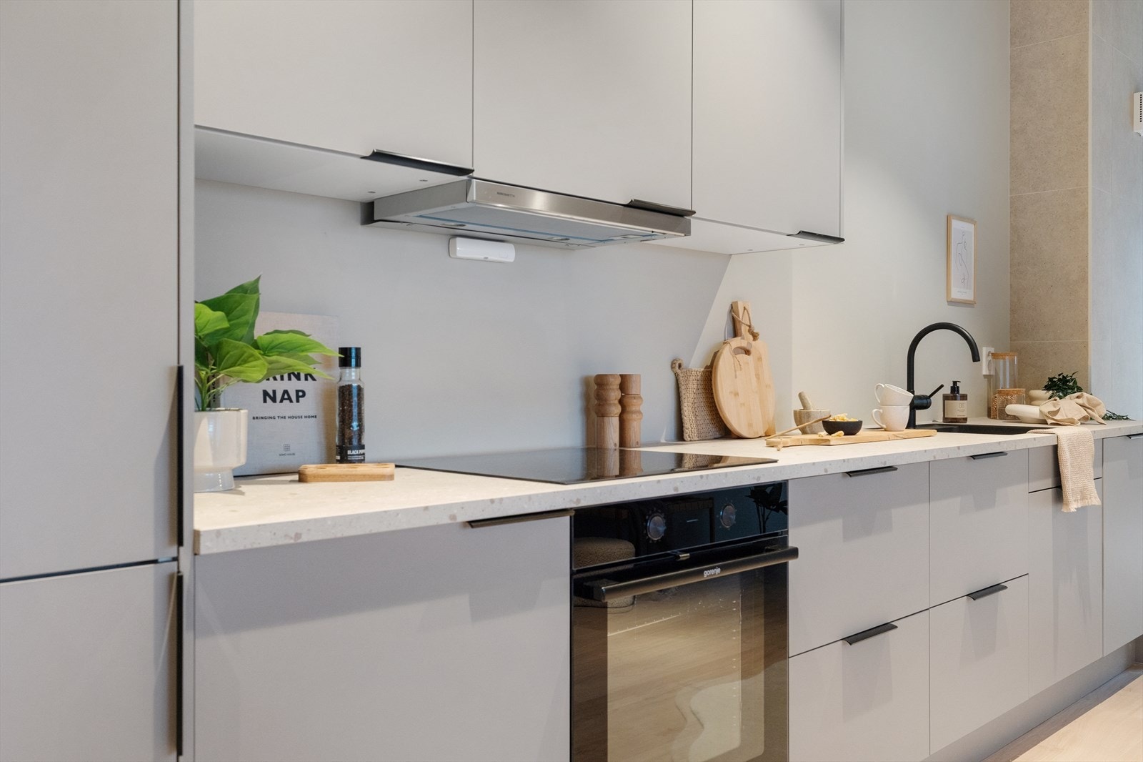 Benkeplassen er romslig, og det er godt med skapplass til oppbevaring av kjøkkenutstyr og servise. Galleribilde