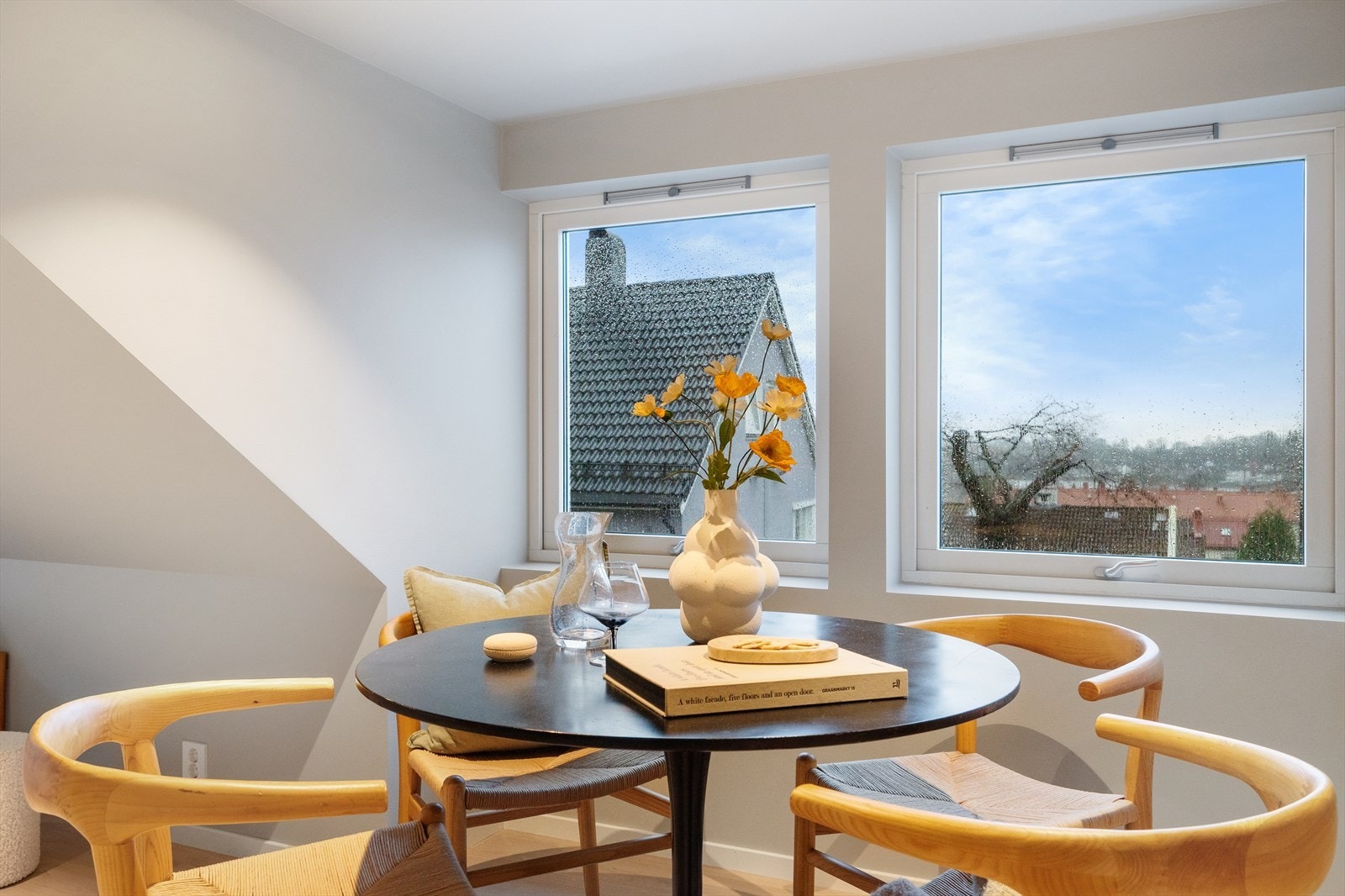 Kjøkkendelen er både funksjonell og estetisk tiltalende, med god plass til et lite spisebord der man kan nyte måltider eller samle venner til en hyggelig spillkveld. Galleribilde