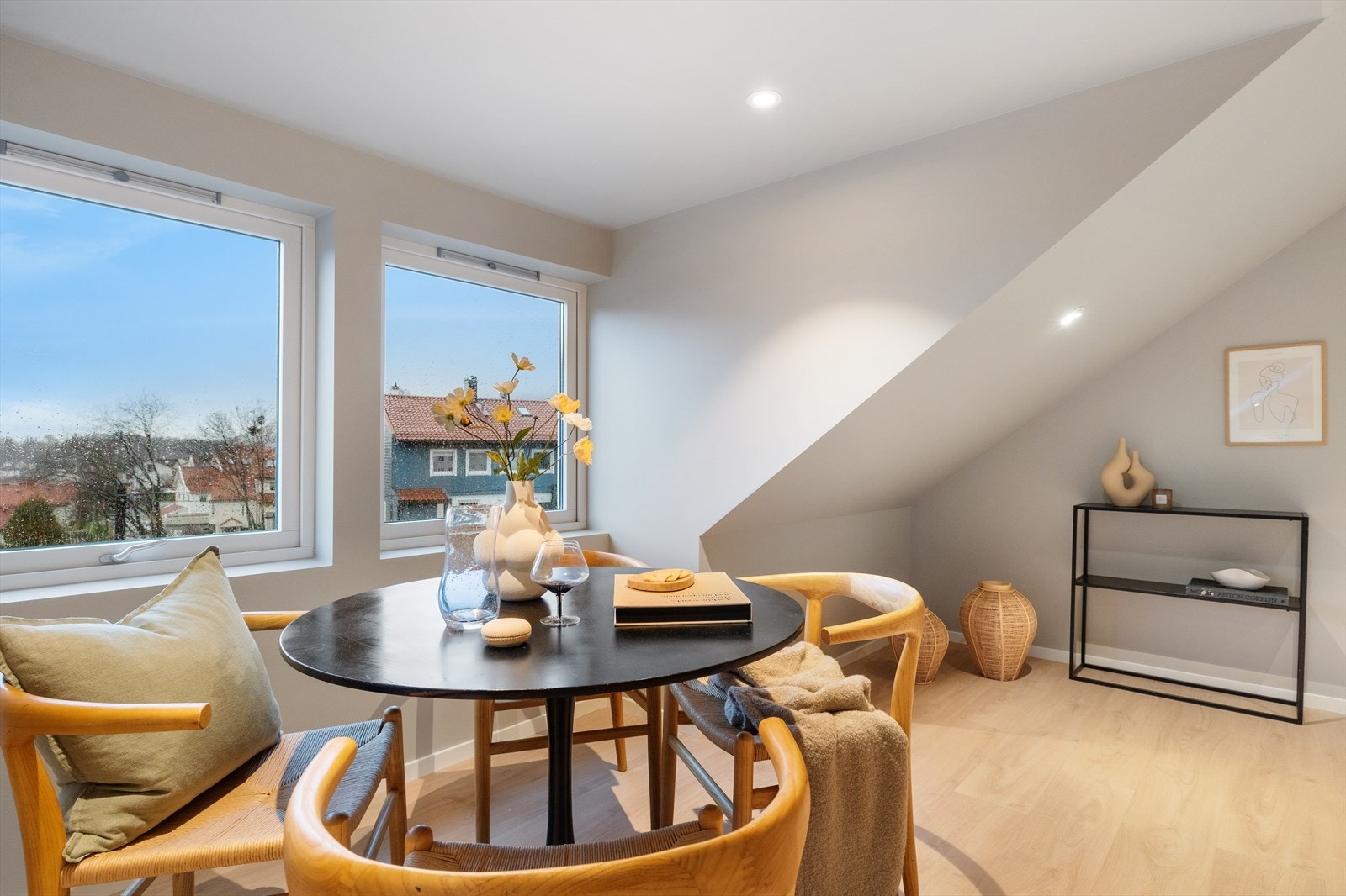 Store vindusflater som gir godt med naturlig lysinnslipp. Galleribilde