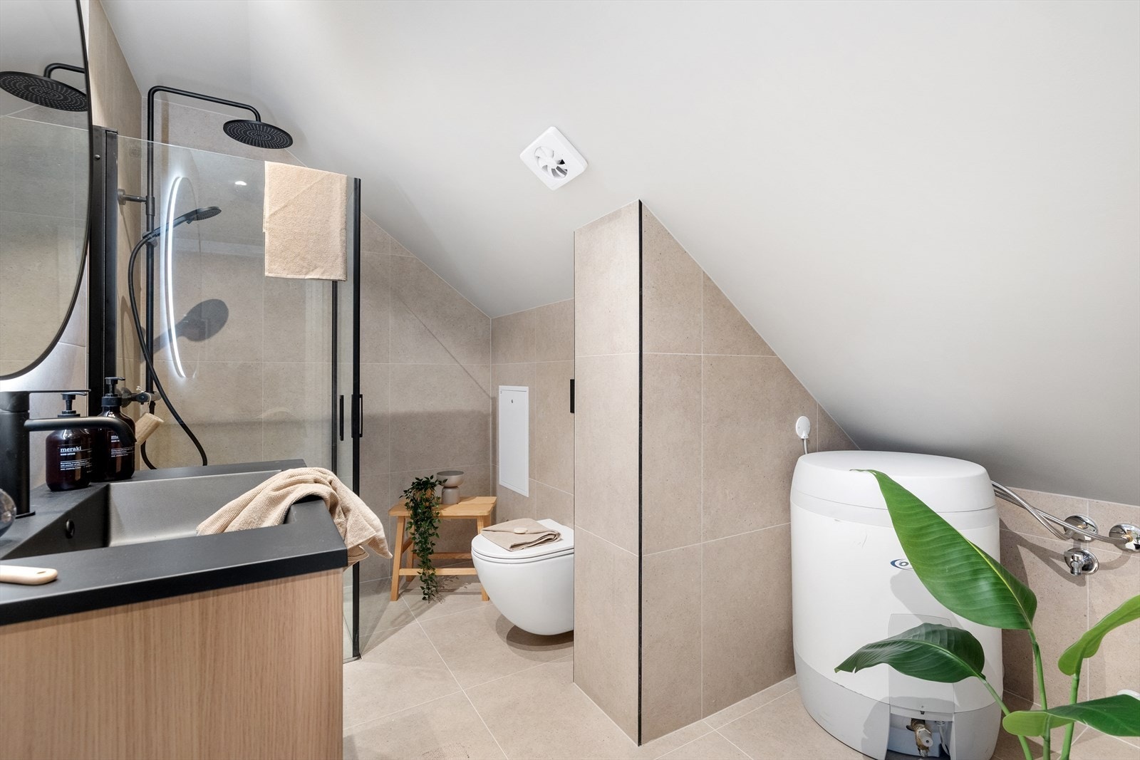 Leiligheten har et pent og moderne baderom med flislagte gulv og vegger, samt varmekabler i gulvet som gir en behagelig temperatur året rundt. Galleribilde