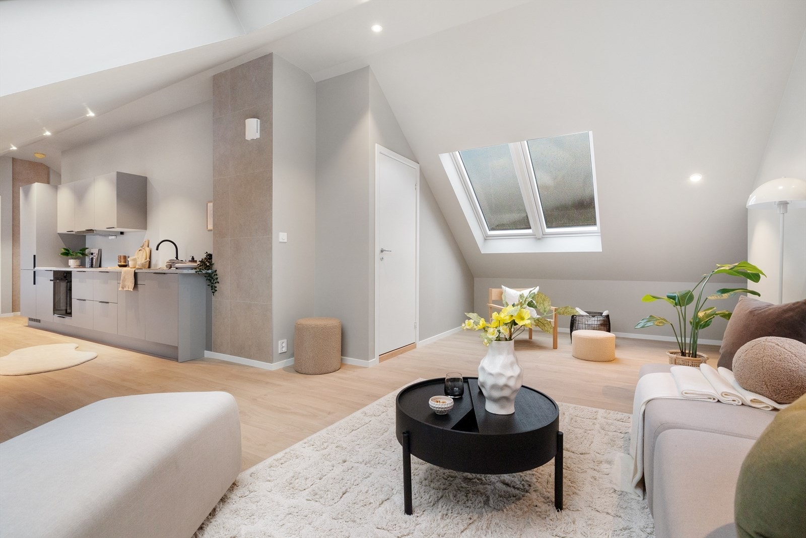 Den åpne planløsningen gir en god romfølelse og bidrar til et sosialt og innbydende oppholdsrom. Galleribilde