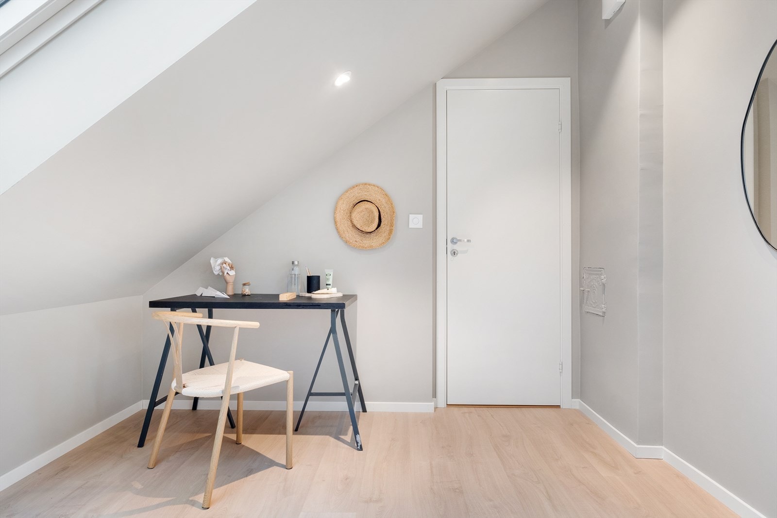 Her er det plass til både seng og oppbevaring. Galleribilde