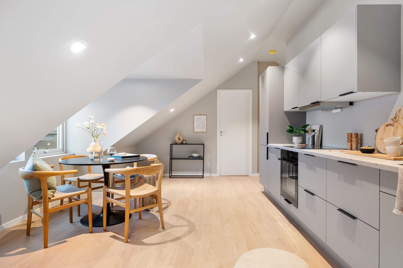 Kjøkkeninnredningen er helt ny og fremstår moderne med glatte fronter og tidløst design. Galleribilde