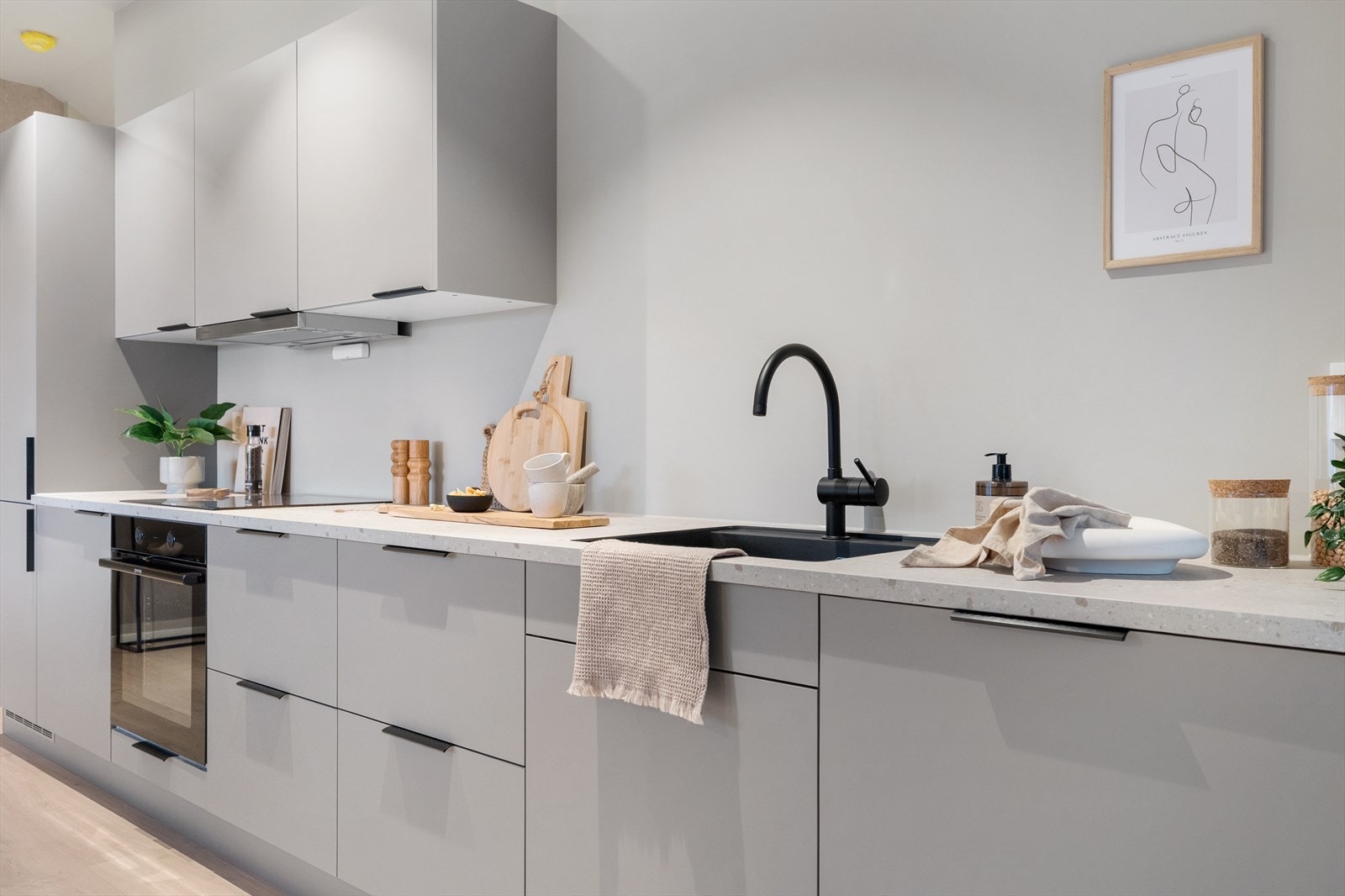 Her finner man integrerte hvitevarer som komfyr, platetopp, kjøleskap, fryser og oppvaskmaskin - alt man trenger for en praktisk hverdag. Galleribilde