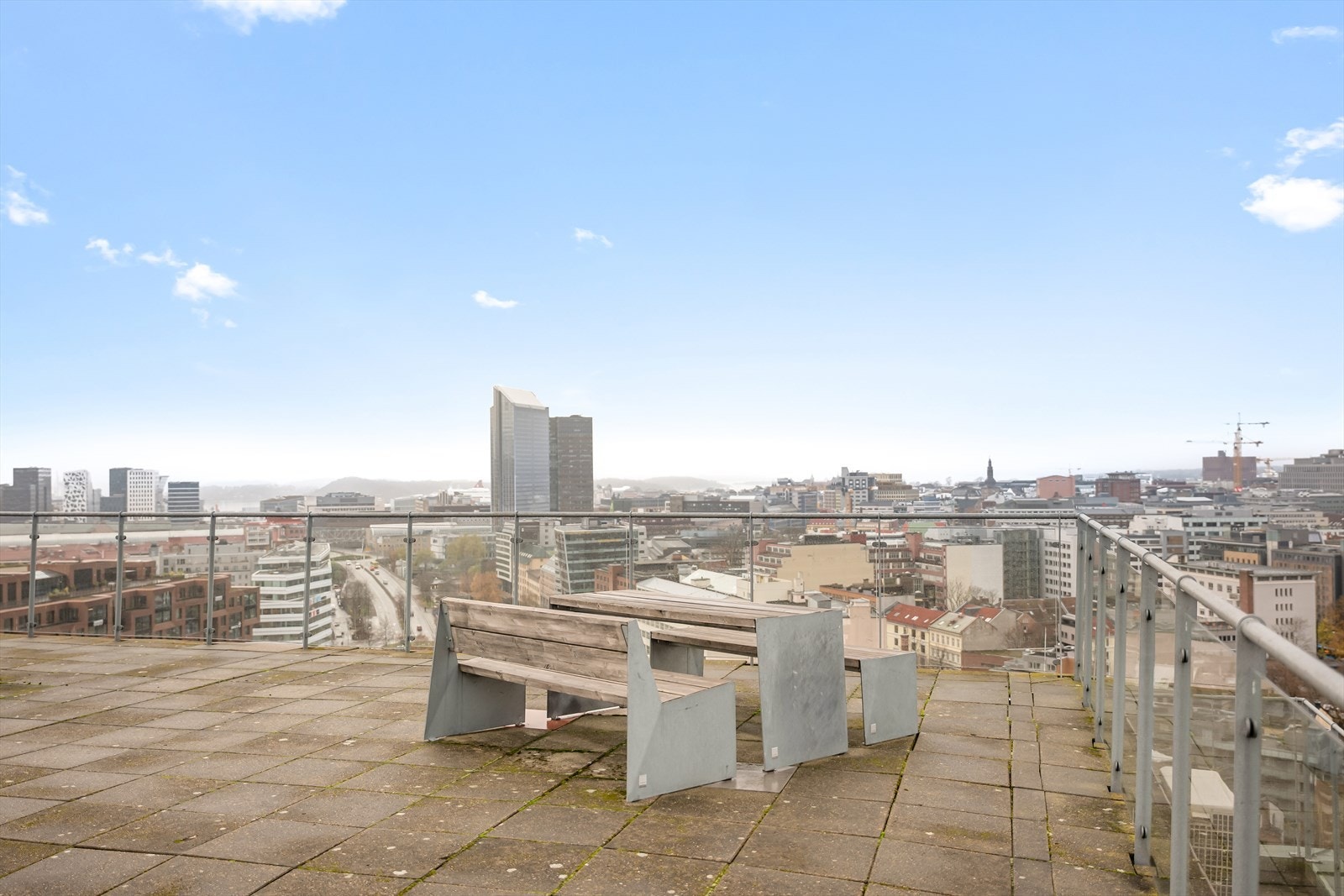 Sameiet byr på stor takterrasse med panoramautsikt og fantastiske solforhold - et perfekt sted å nyte sommerdagene eller solnedgangen over byen. Galleribilde