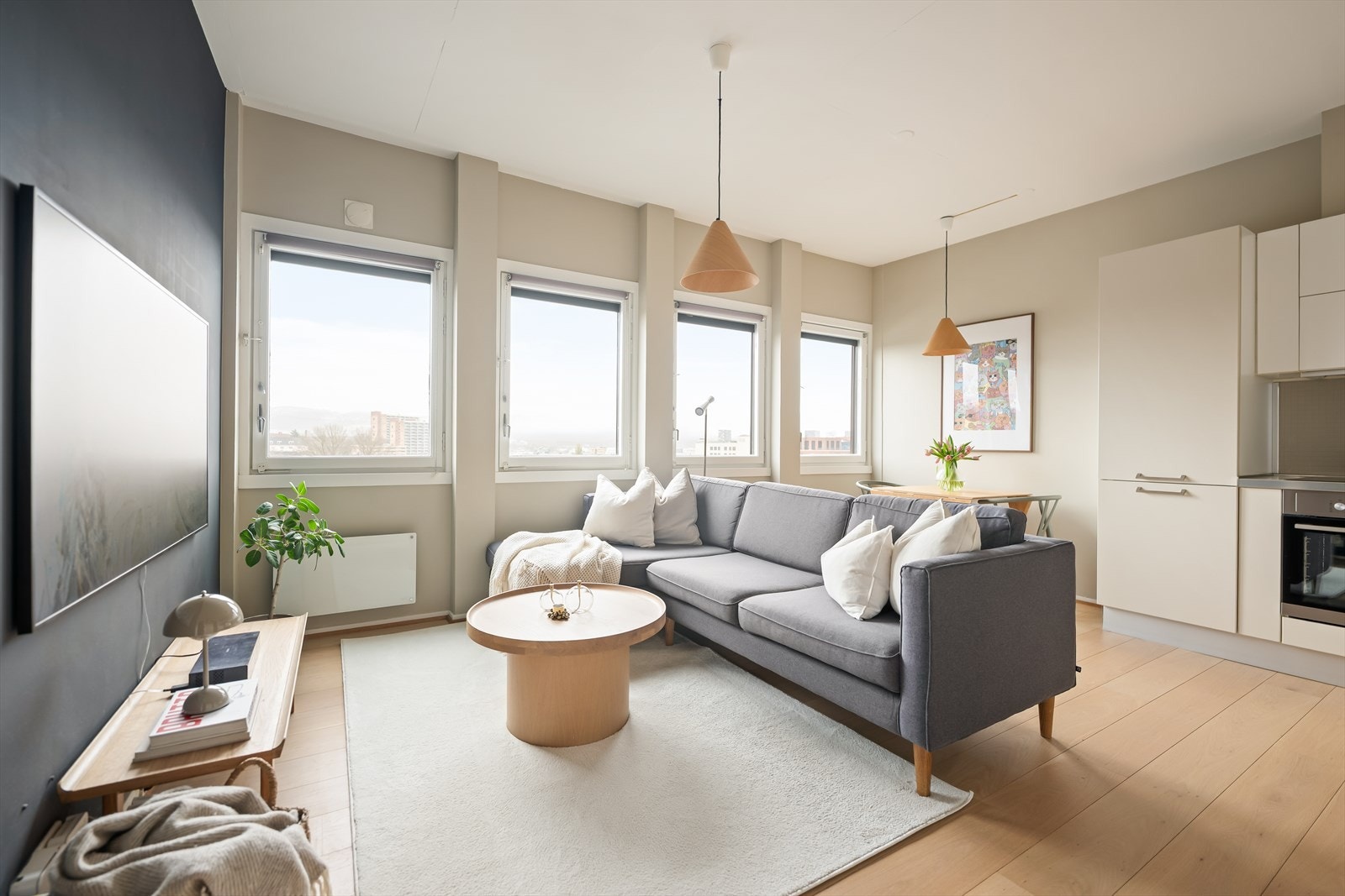 Stuen er lys og innbydende med store vindusflater som gir rikelig med dagslys og en imponerende utsikt mot byen. Galleribilde