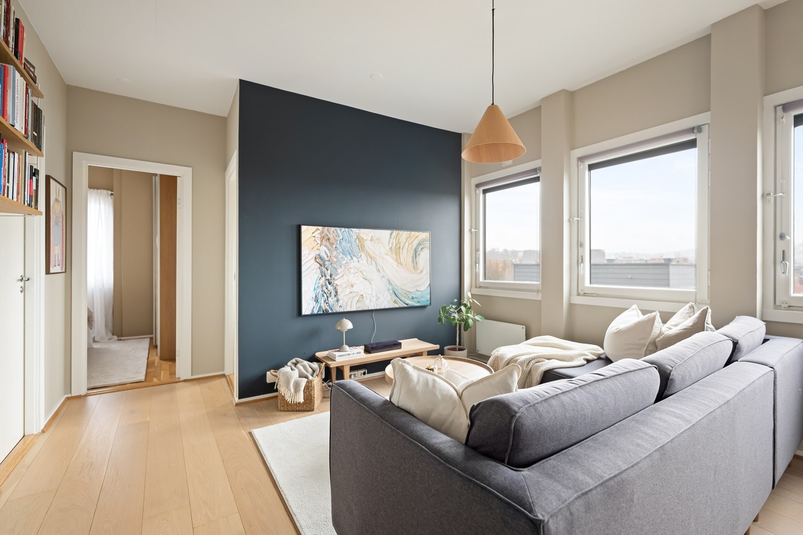 Dette er en attraktiv og moderne 3-roms hjørneleilighet beliggende høyt og fritt i 9. etasje med fantastisk utsikt over Oslo by. Galleribilde