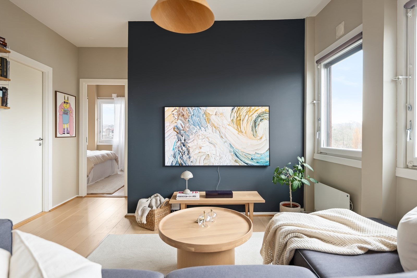 Stuen har en åpen og sosial løsning med god plass til både sofagruppe og spisebord. Galleribilde