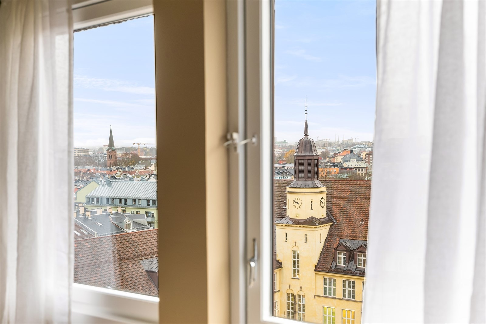 Fra soverommet har du en fantastisk utsikt over historiske bygninger og byens tak. Galleribilde