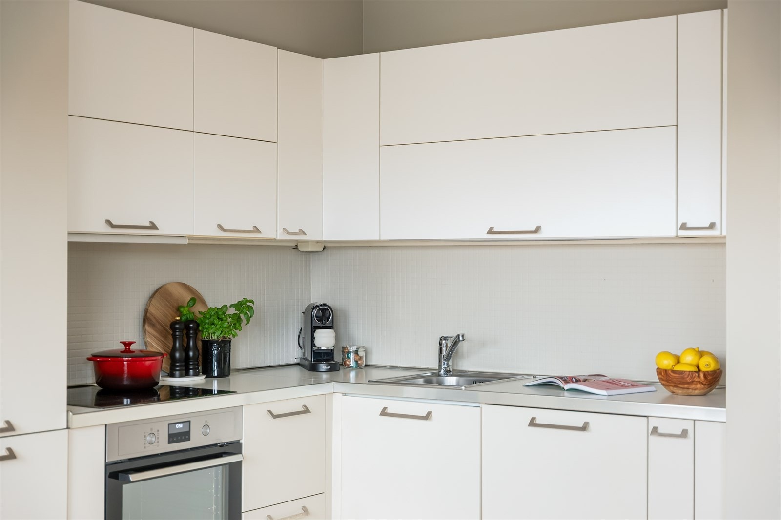 Her er alle hvitevarer integrert; koketopp, stekeovn, oppvaskmaskin og kjøl-/fryseskap. Galleribilde