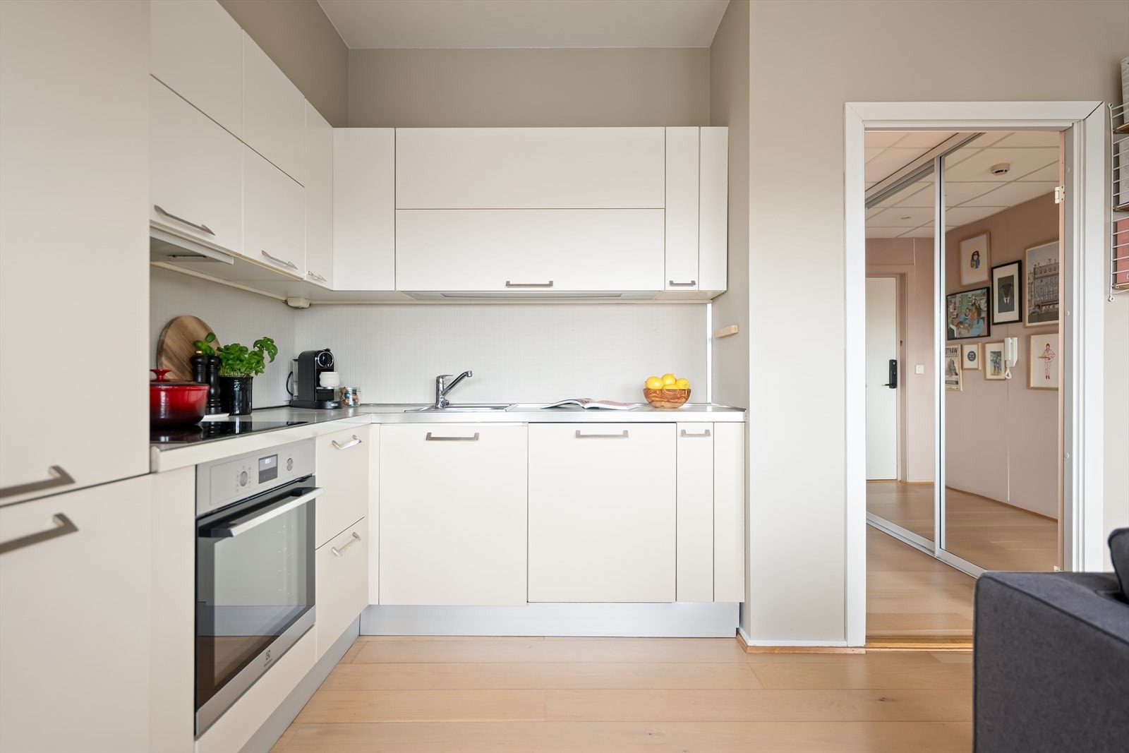 Varmtvann og bredbånd er inkludert i felleskostnadene, i tillegg til at det er etablert IN-ordning (mulighet for å redusere felleskostnader til kr. 3 205,17,- per måned). Galleribilde