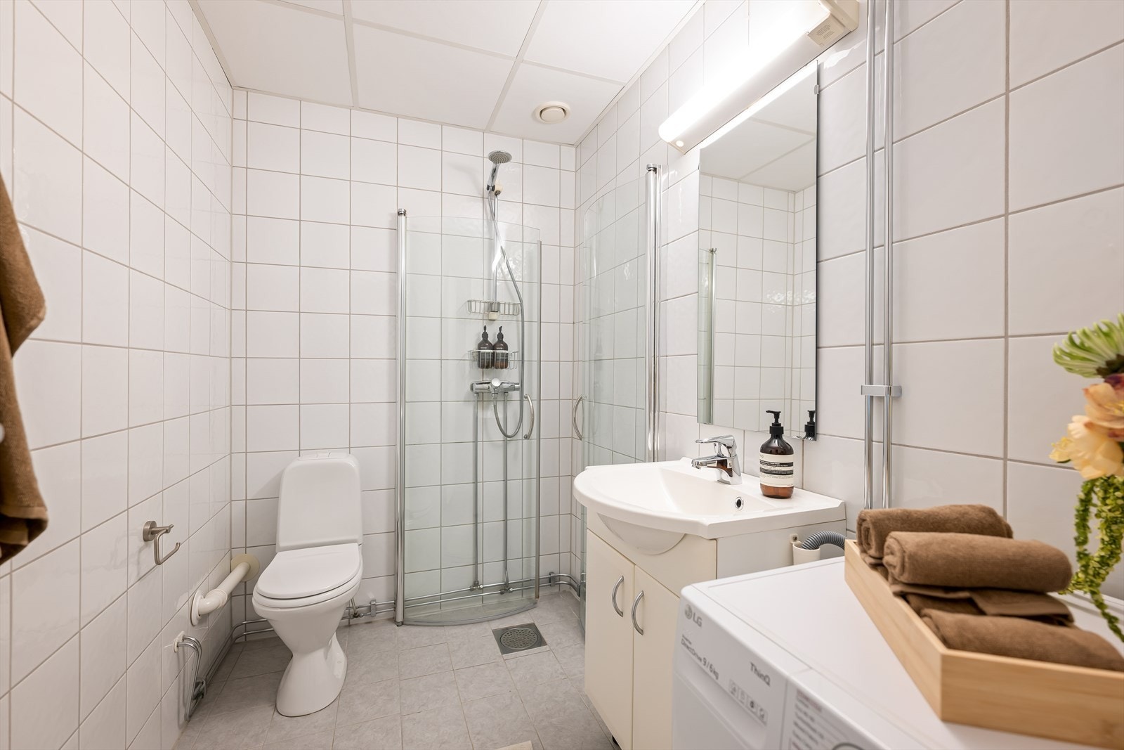 Bad fra 2006/2007 med flislagte overflater og gulv med varme for komfort året rundt. Galleribilde