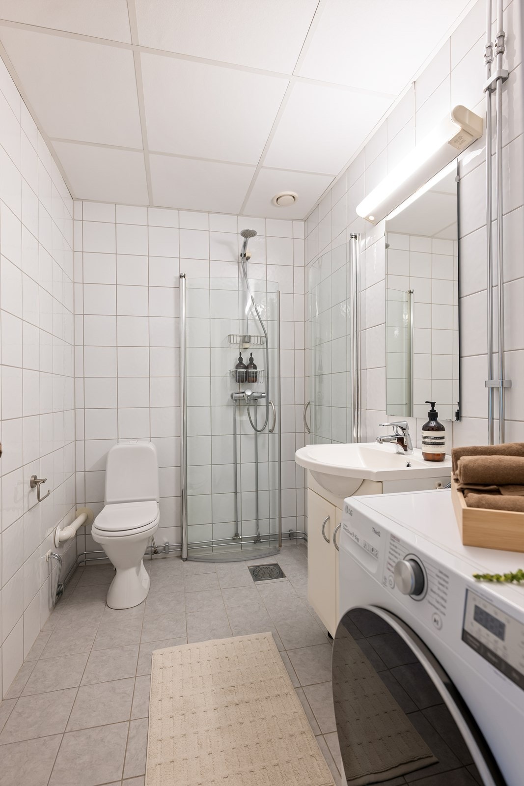 Badet er romslig og har opplegg for vaskemaskin. Galleribilde