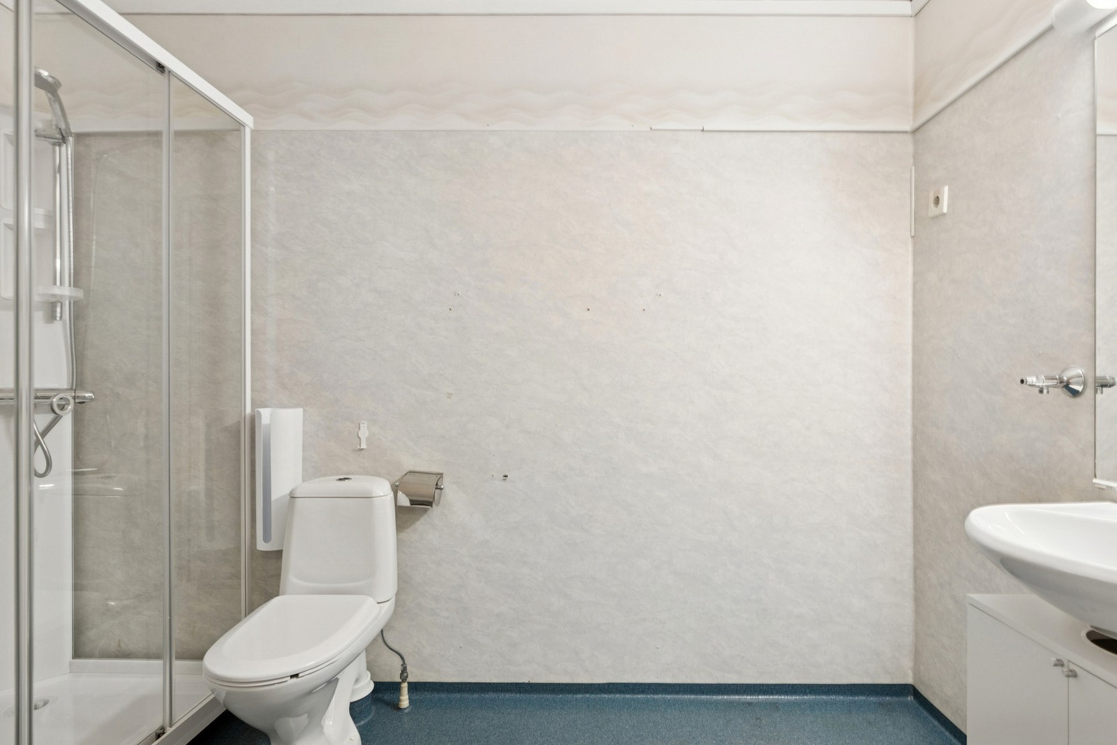 Rommet er funksjonelt med dusjkabinett, servantinnredning og toalett. Galleribilde