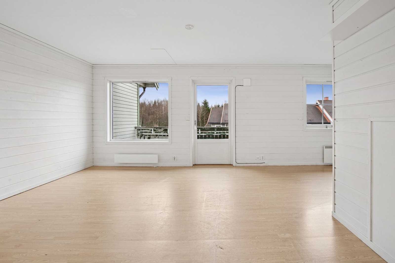 Lys og romslig stue med store vindusflater som gir en luftig og behagelig atmosfære. Galleribilde