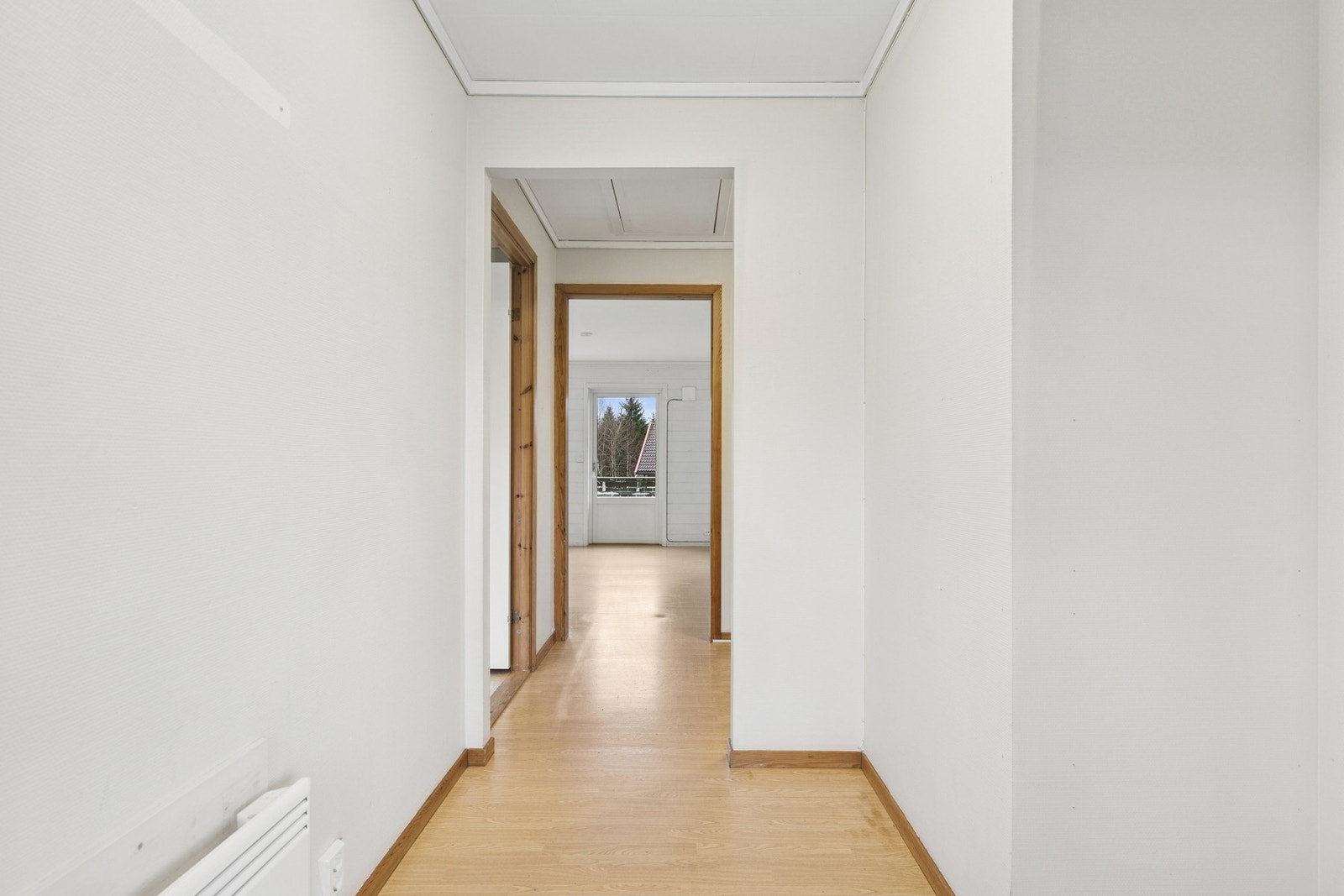 Boligen ønsker deg velkommen inn via en praktisk entré med plass til garderobeløsning og oppbevaring. Galleribilde