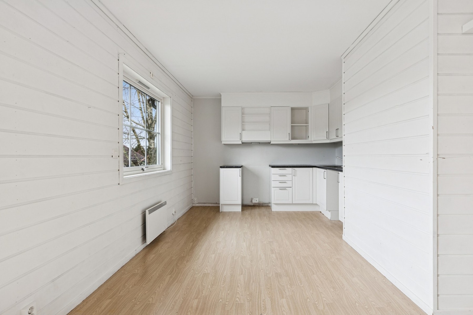 Kjøkkenet har en tradisjonell innredning som fungerer fint til daglig bruk. Galleribilde