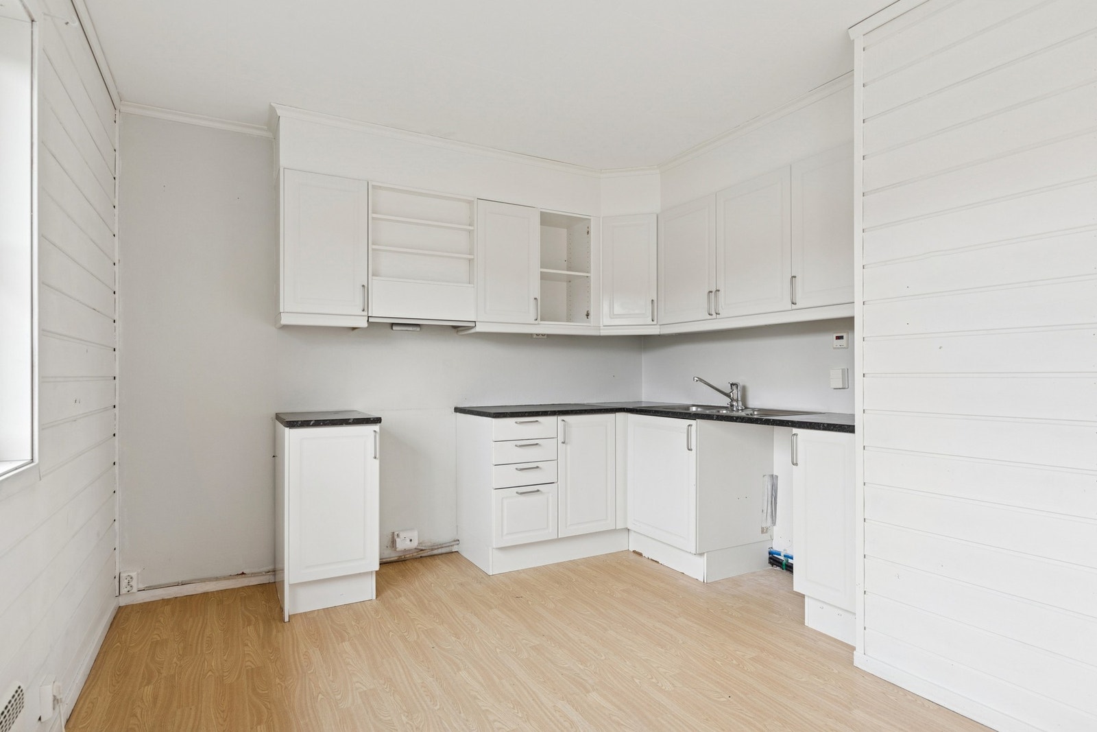 Godt med plass i skuffer og skap samt fine arbeidsflater. Galleribilde