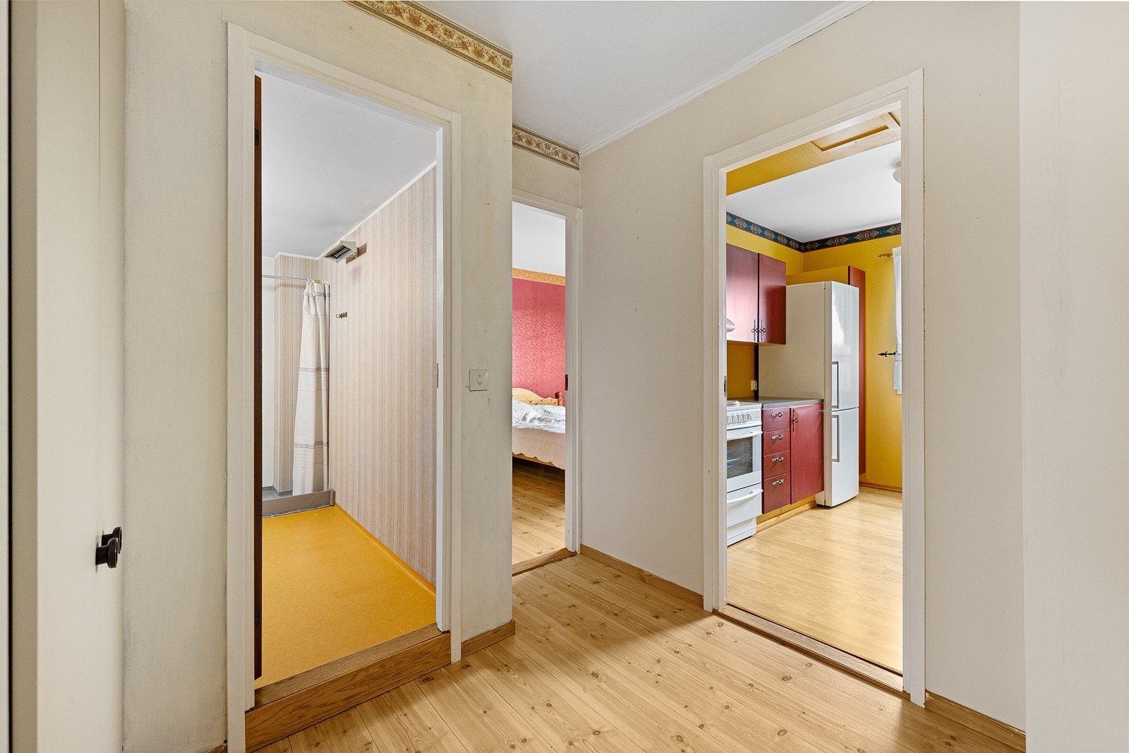 Fra gangen er det inngang til bad, soverom og kjøkken. Galleribilde