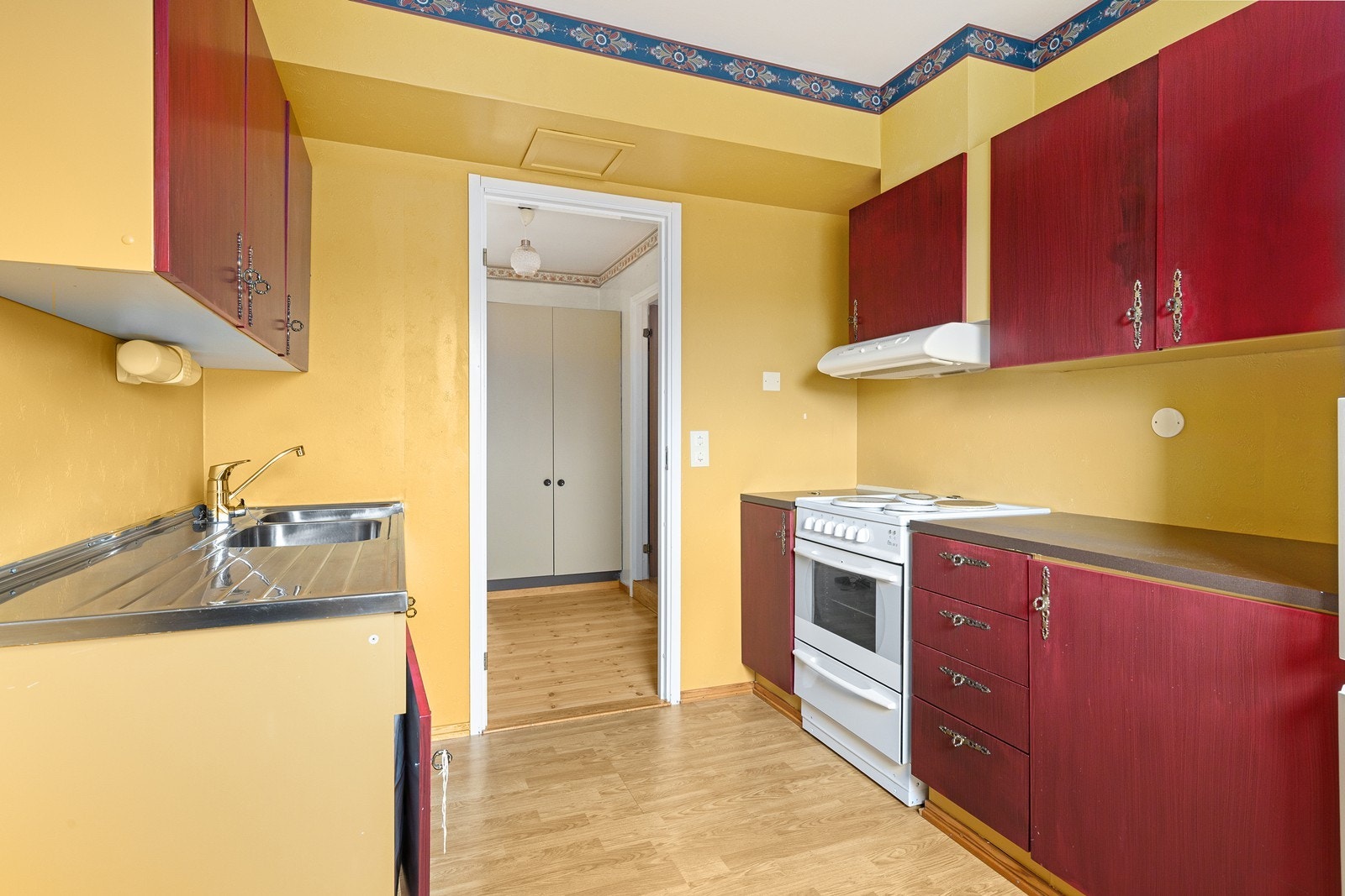 Kjøkkeninnredningen er av eldre dato og den mangler bruksfunksjoner/løsninger som er forventet på et kjøkken. Galleribilde