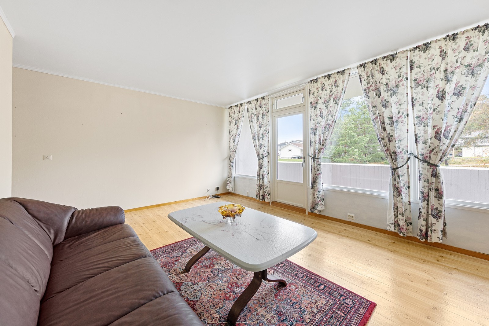 Fra stuen er det utgang til balkong. Galleribilde