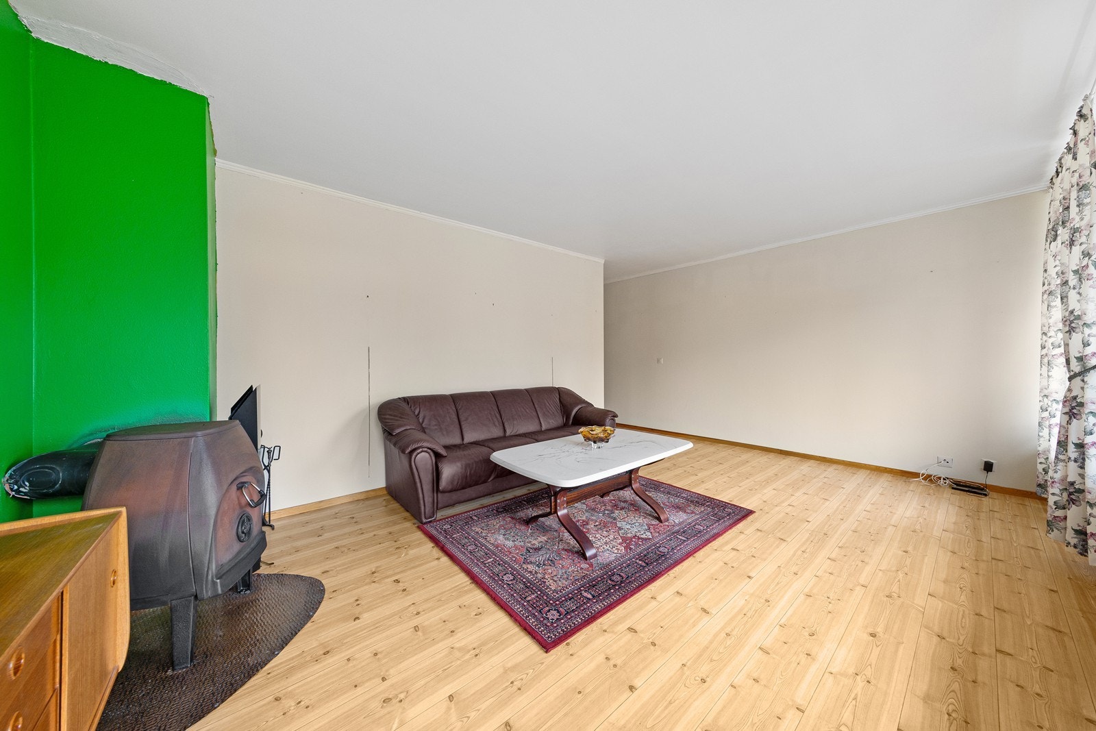 Her er det laminat på gulv. Veggene har malte plater. Innvendige tak har malt betong. Galleribilde