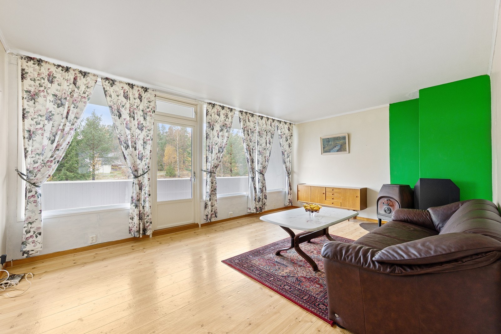 I stuen er det en vedovn som varmer godt på kalde dager. Vinduene slipper inn mye naturlig lys. Galleribilde