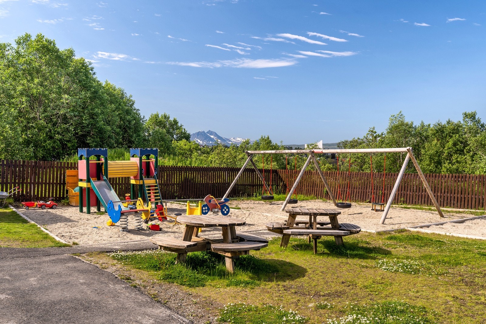 Utendørs fellesarealer på sommertid. I etterkant av dette bildet har området fått ny plen!