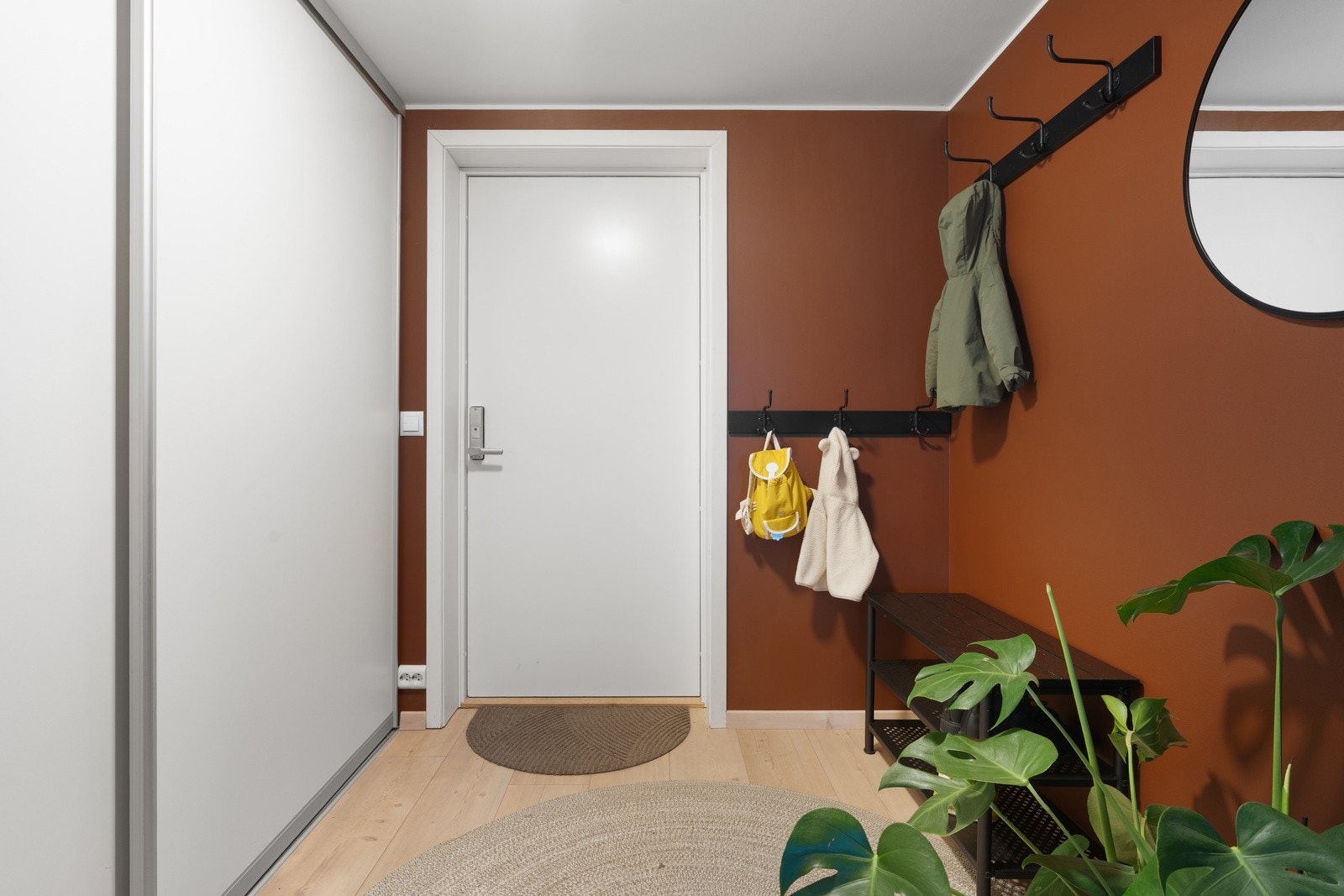 Skyvedørsgarderoben sikrer allerede fint med oppbevaringsplass.