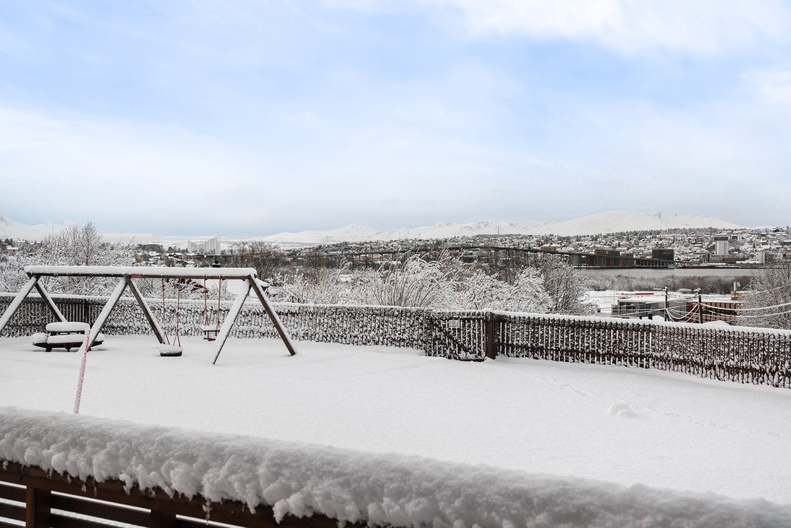 Store fellesarealer utendørs tilrettelagt for både store og små - Omådet er inngjerdet og er svært barnevennlig!