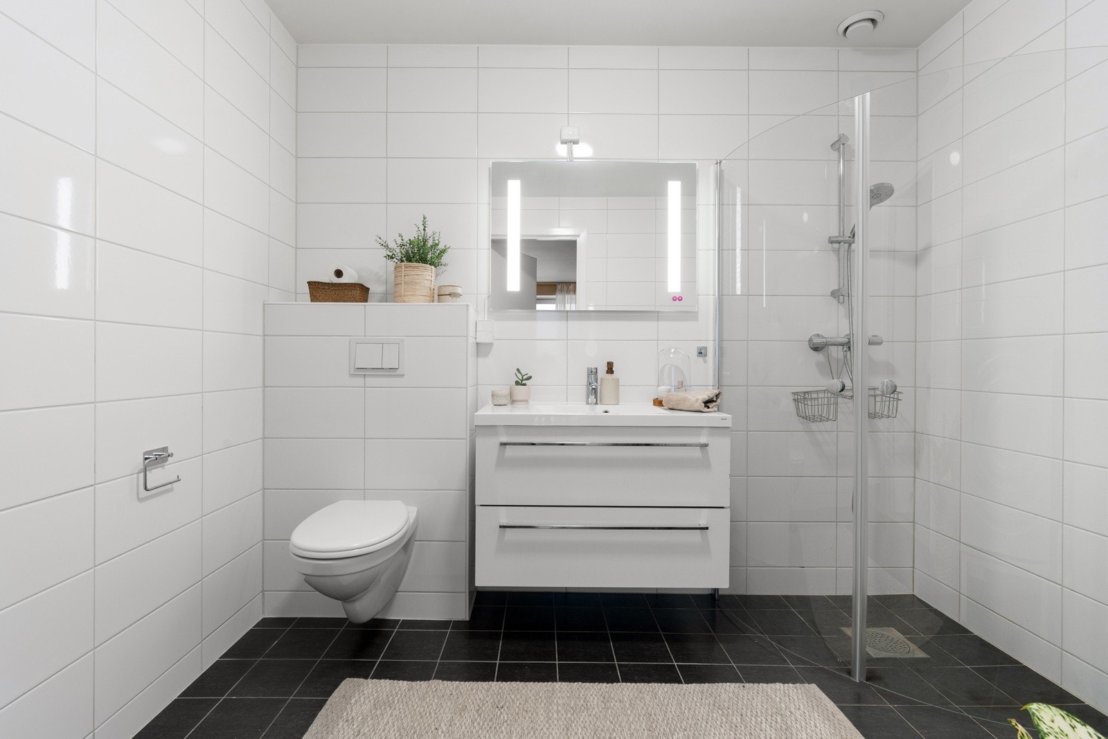 Her får du praktiske løsninger som vegghengt toalett, innfellbare dusjdører og plass for vaskemaskin.