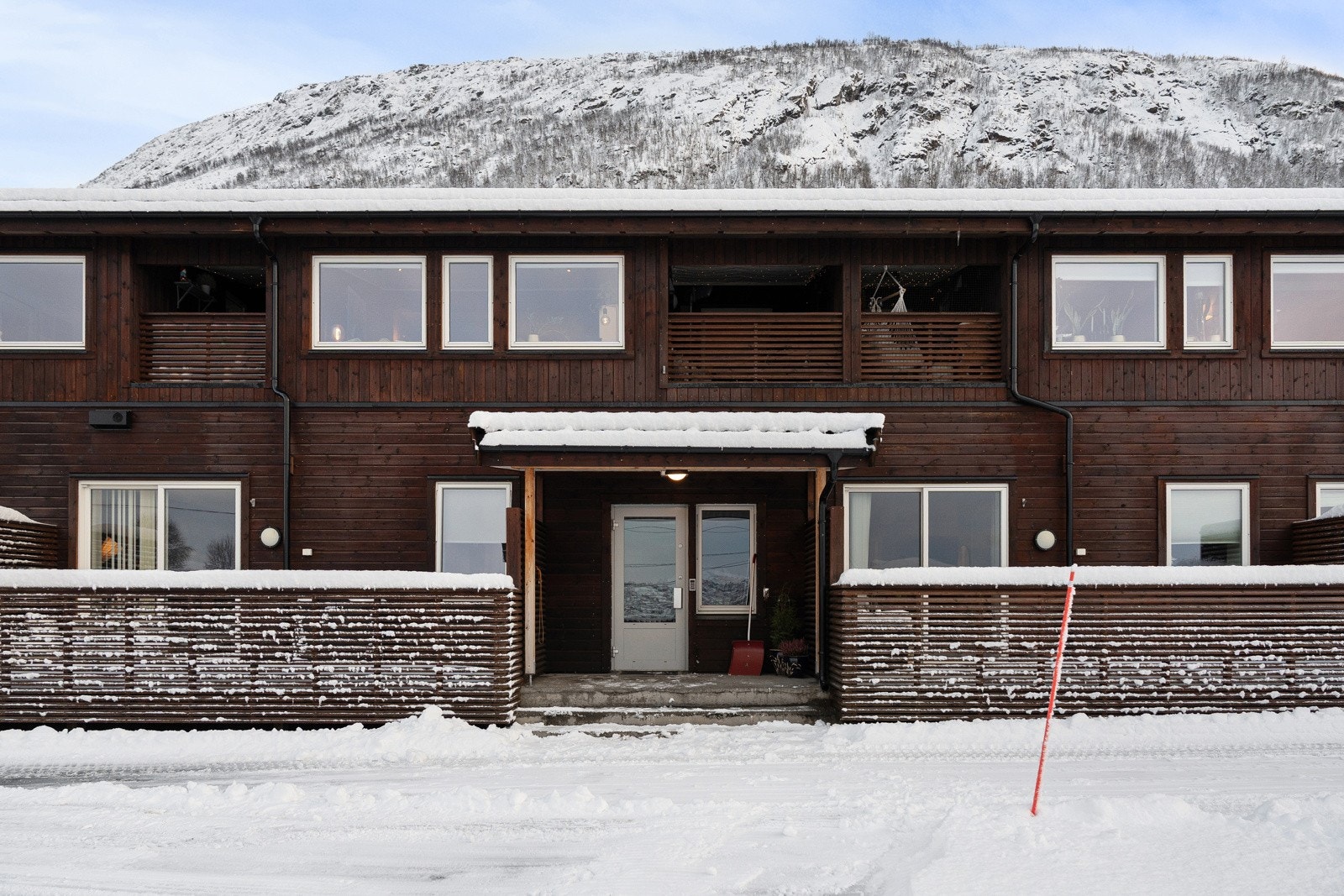 Bygget er nylig beiset og har fått ny plen!