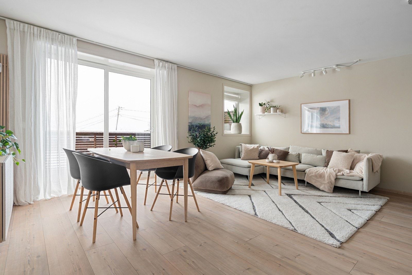 Stuen er åpen og har naturlige soner for å etablere de sosiale sonene. De store vindusflatene sikrer godt med innslipp av naturlig lys!