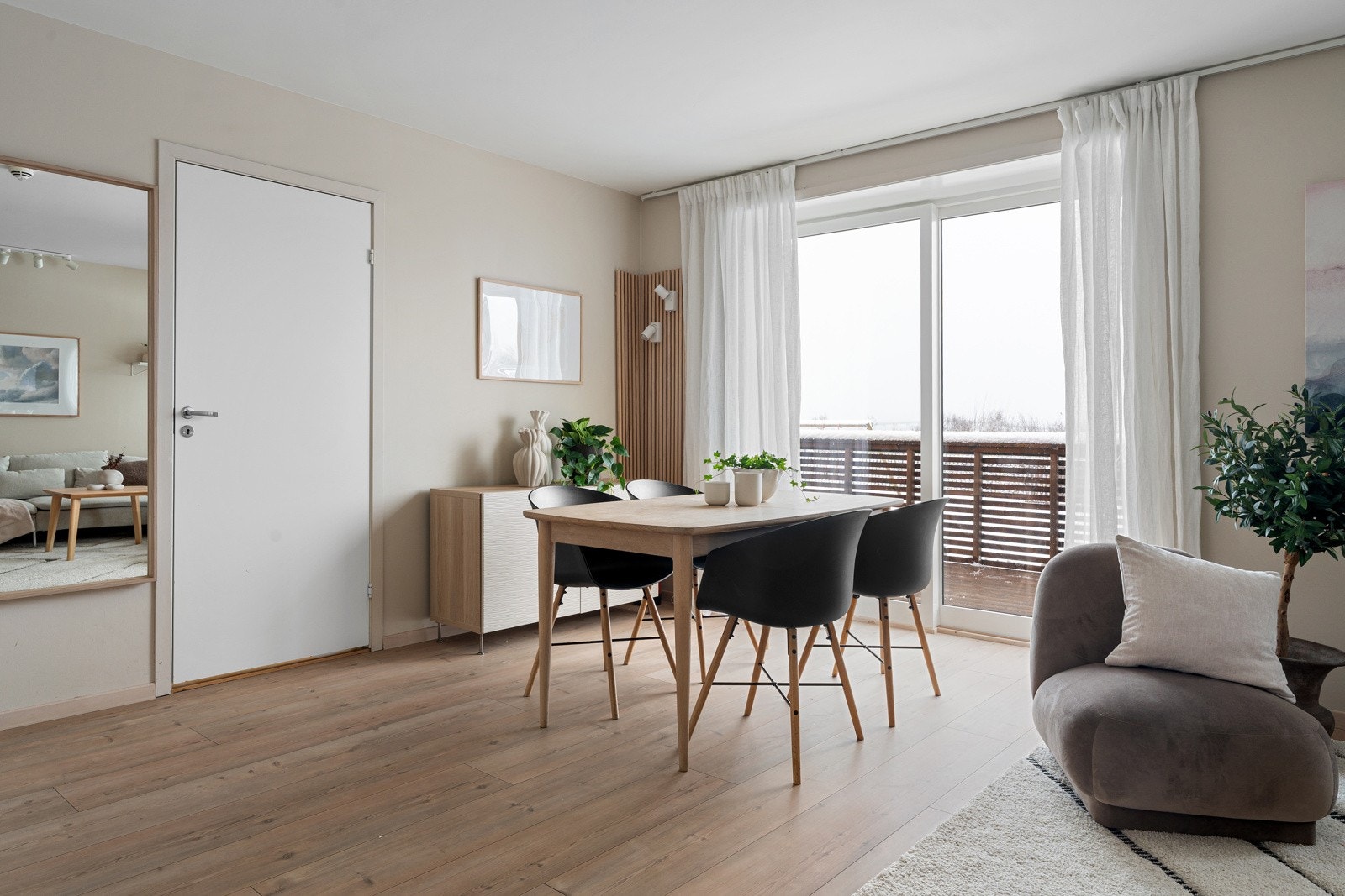 Plass til spisebord med plass for familien eller vennegjengen!