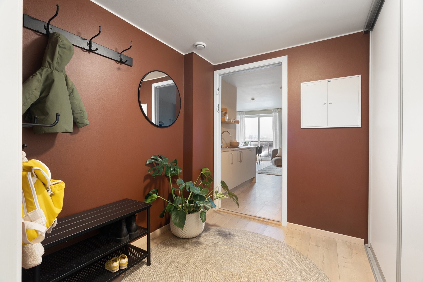 Romslig entrè med plass for å henge fra seg yttertøyet.