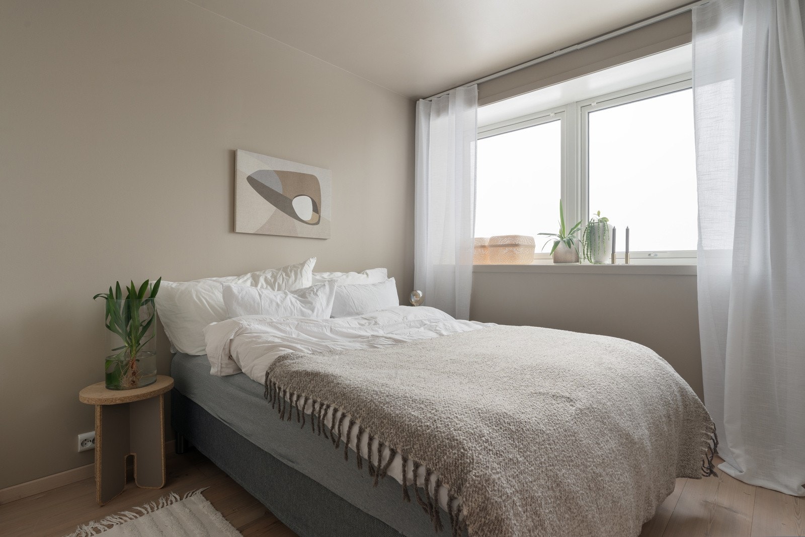 Rommet er som resten av leiligheten malt i en lun og delikat farge.