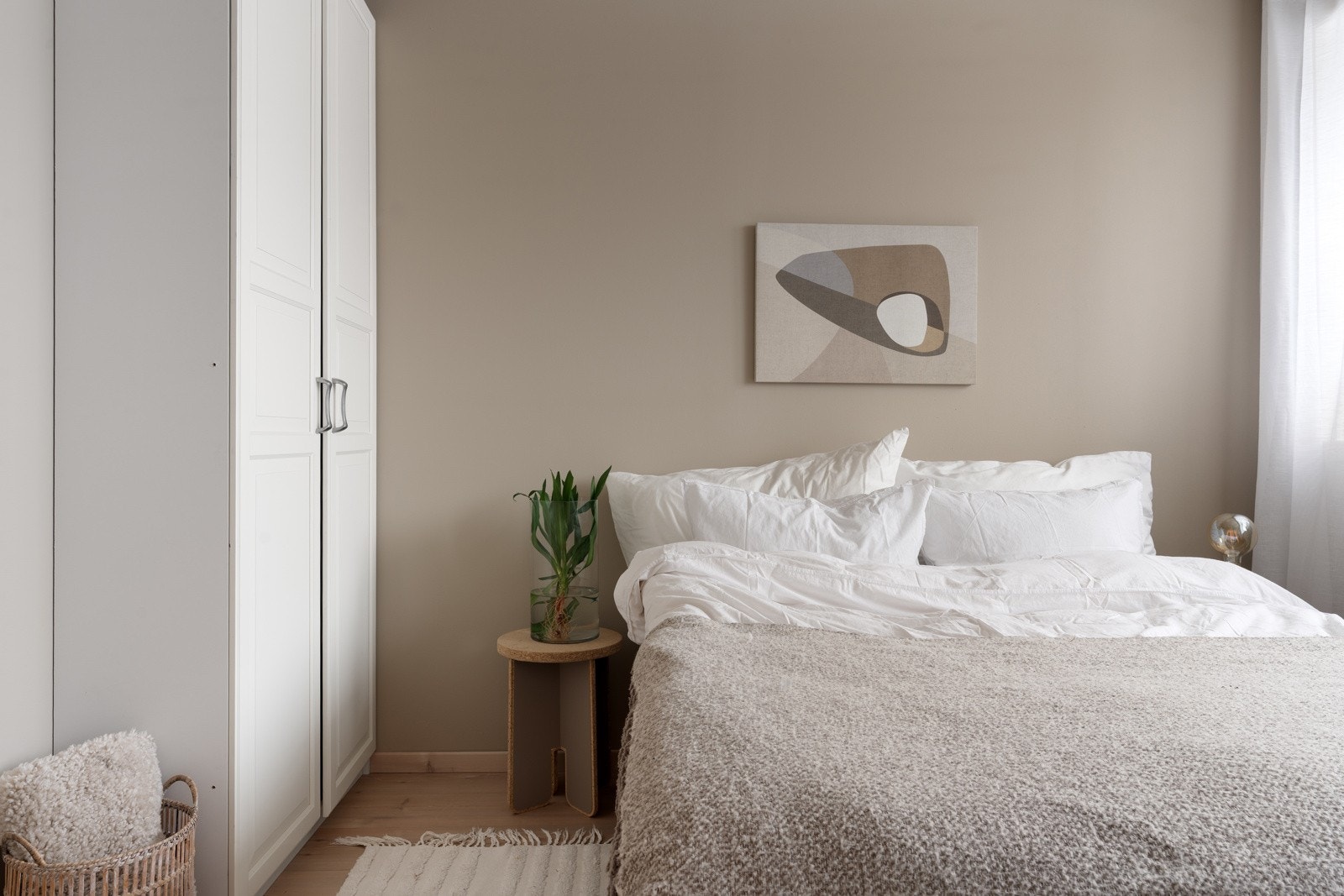 Boligens hovedsoverom er av fin størrelse med plass for stor seng, nattbord og klesoppbevaring.