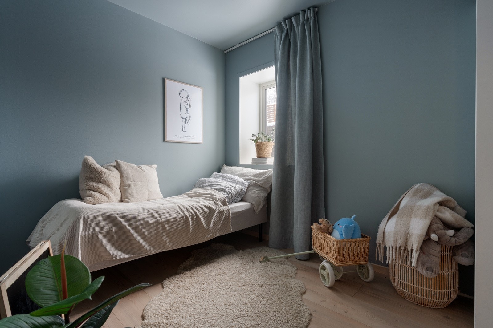 Boligens andre soverom passer utmerket som barnerom, gjesterom eller hjemmekontor - Alt etter behov!