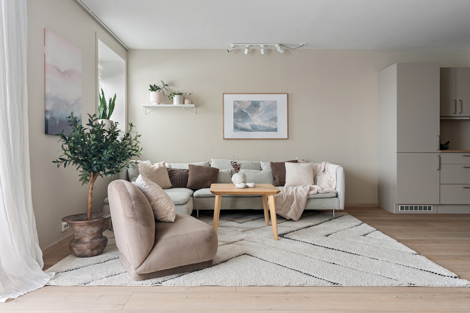 Leiligheten fremstår tiltalende med delikate farge- og materialvalg.