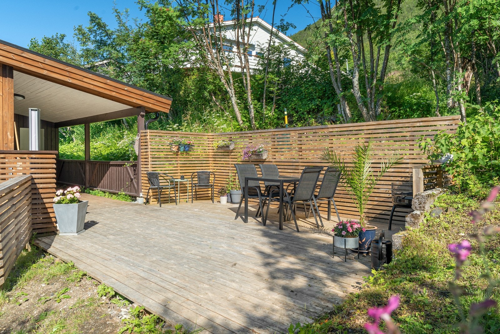 Felles terrasseplatt - som er beiset i etterkant av bildet ble tatt.