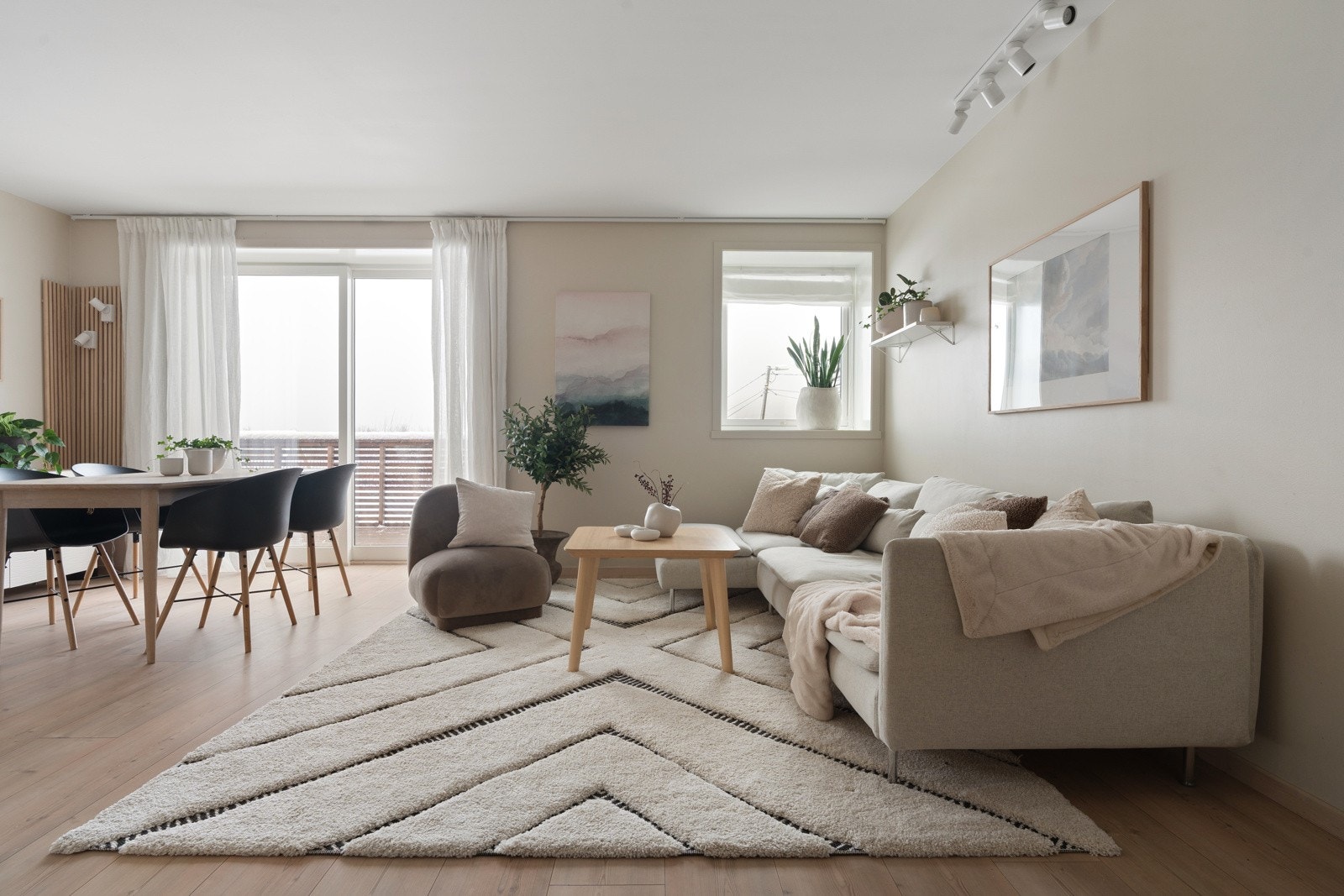 God plass til stor sofa med tilhørende lounge-møbler.