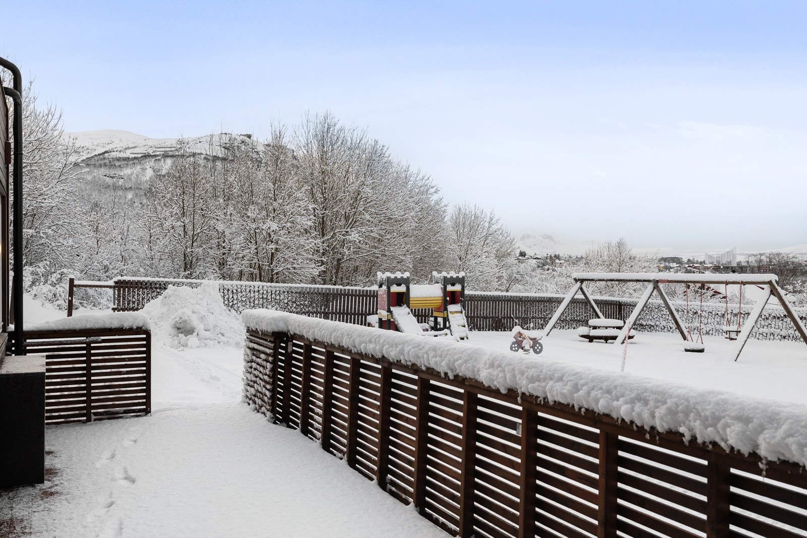 Det medfølger en parkeringsplass like ved leiligheten. I tillegg er det gjesteparkering for sameiets besøkende.