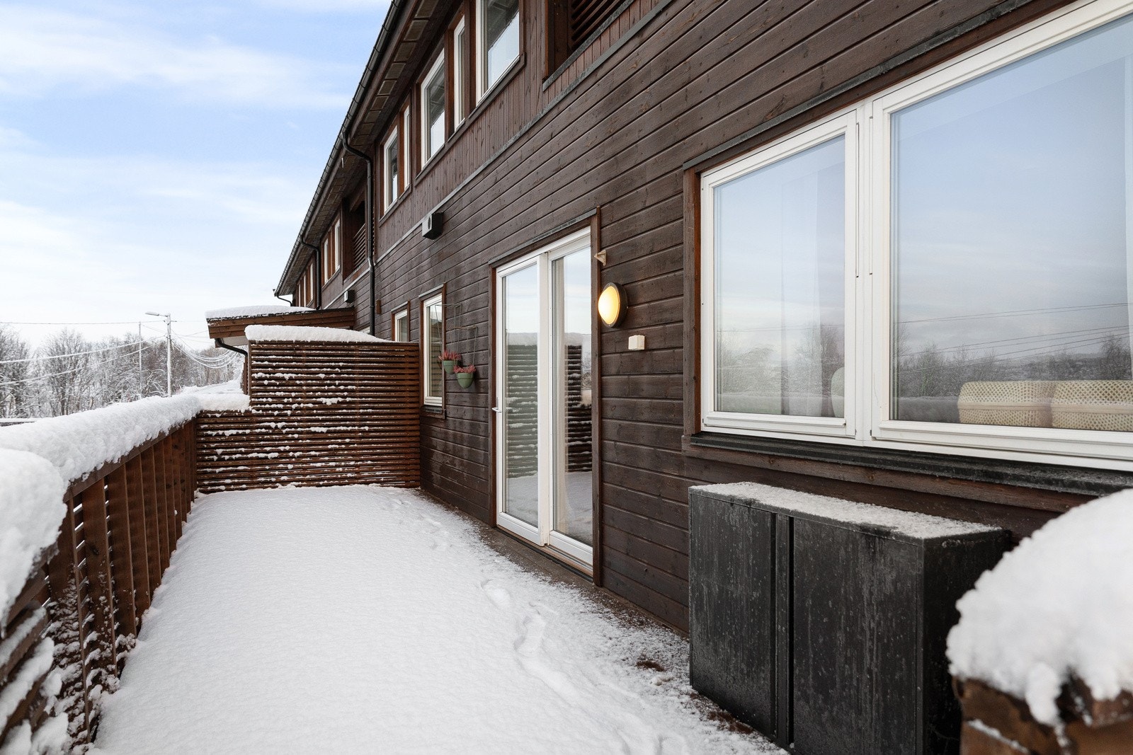 Fra stuen har du utgang til veranda med plass for utemøbler, grill og beplantning! Verandaen er vestvendt med gode solforhold!