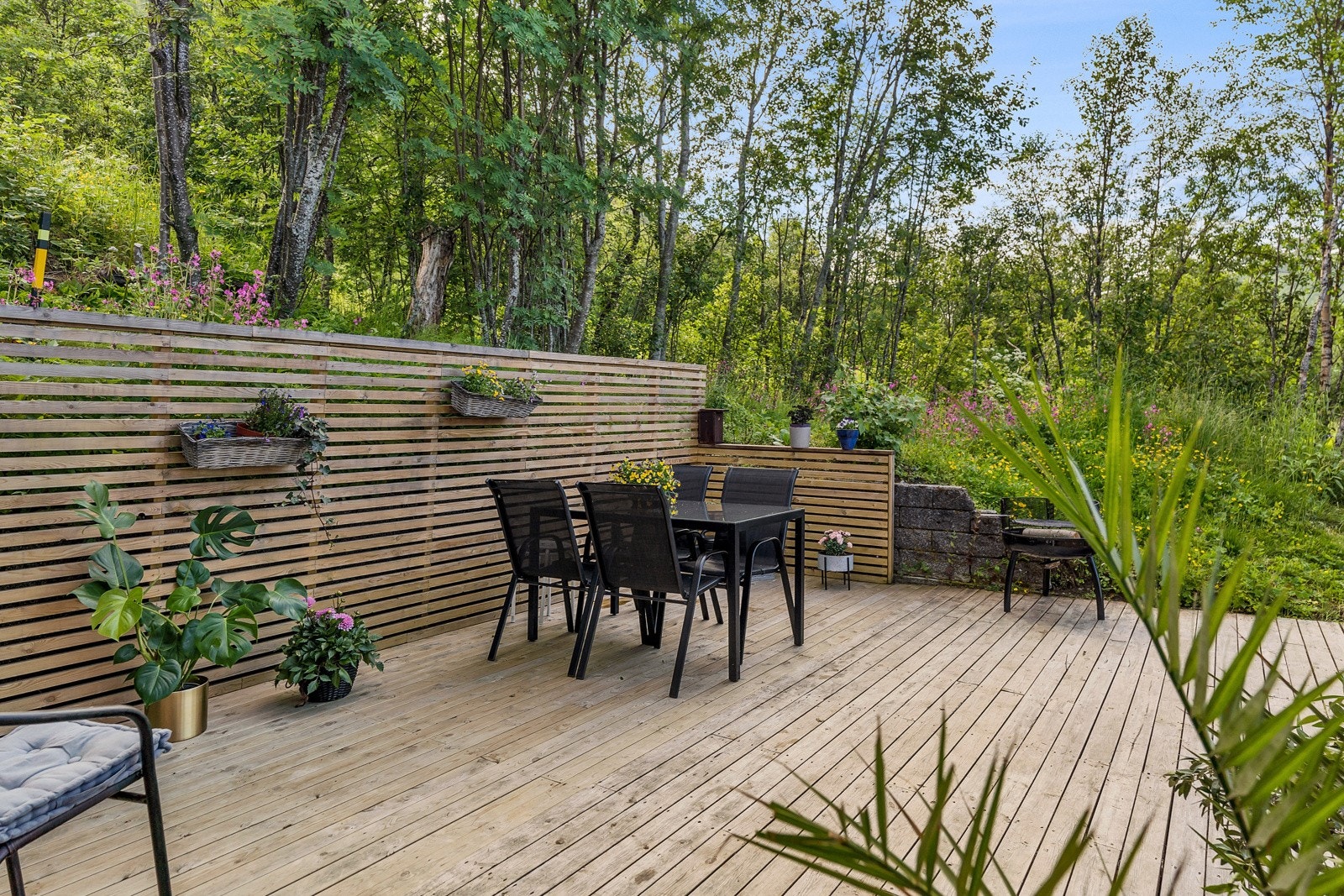 Felles terrasseplatt - som er beiset i etterkant av bildet ble tatt.